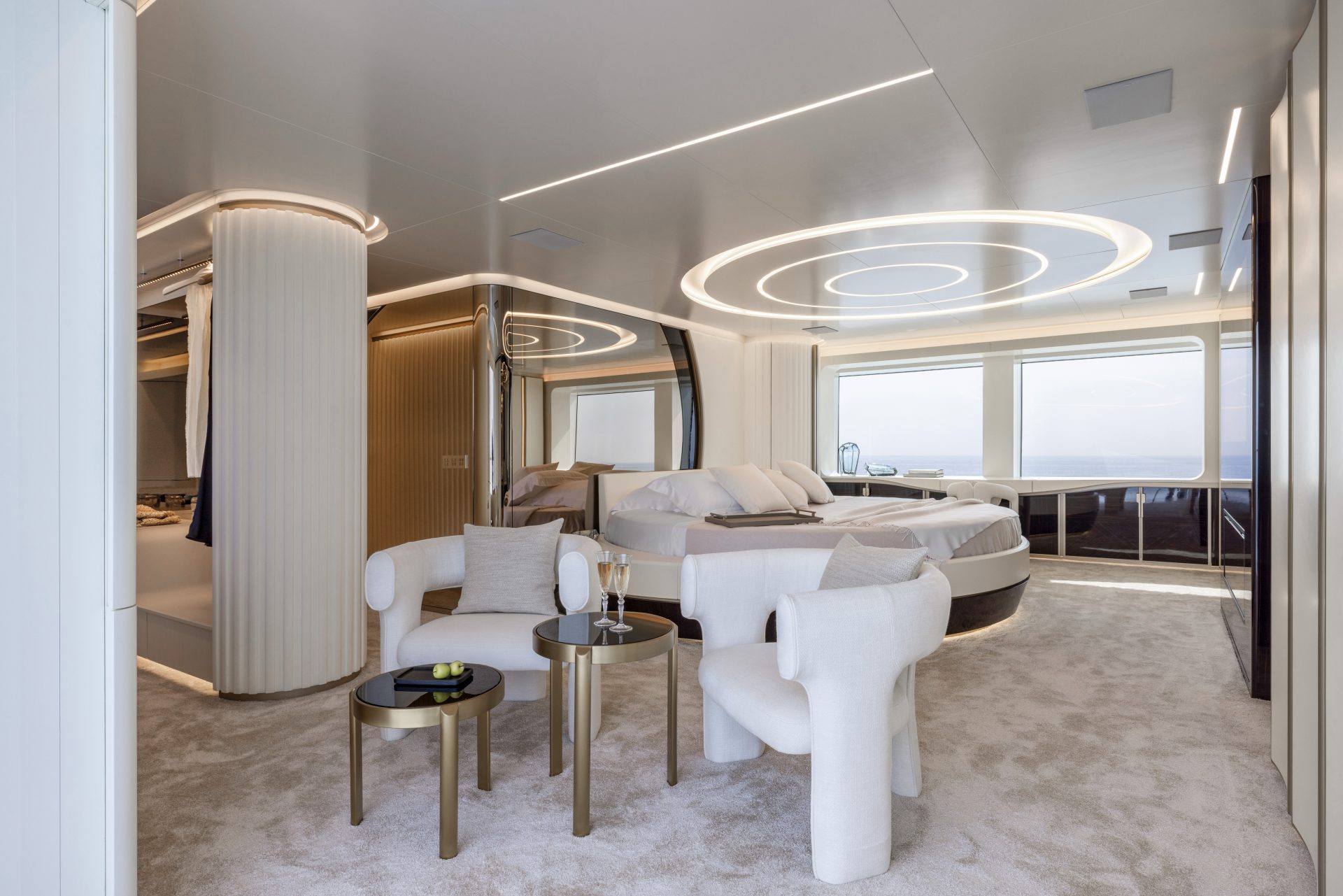 Interni eleganti suite Mangusta Yachts con vista mare.