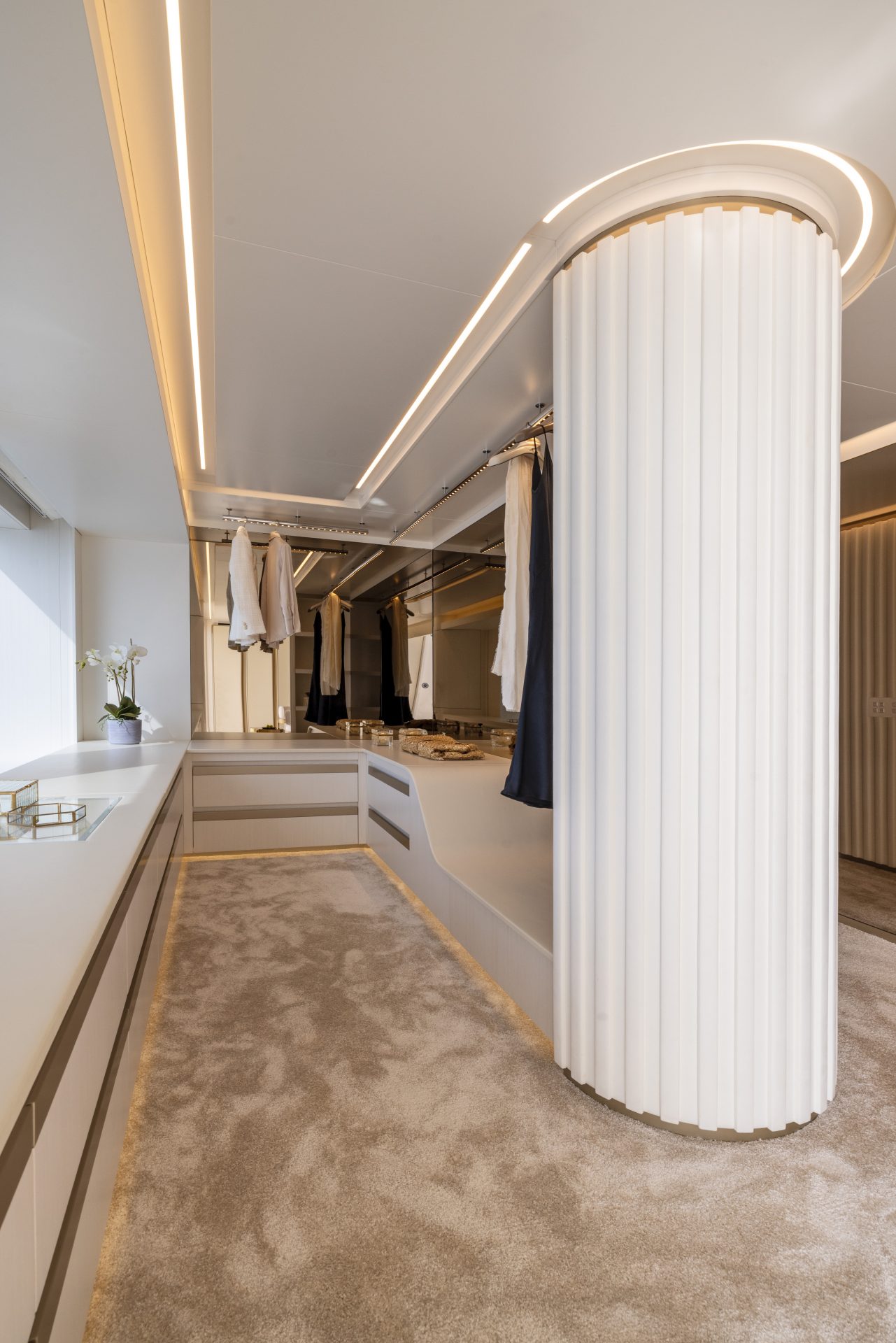 Corridoio armadio elegante su yacht di lusso Mangusta.