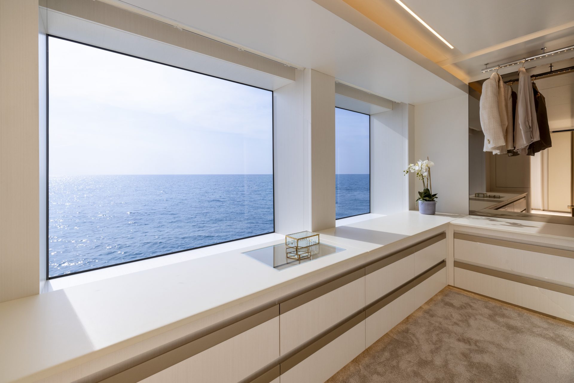 Interno spazioso con vista mare su yacht Mangusta.