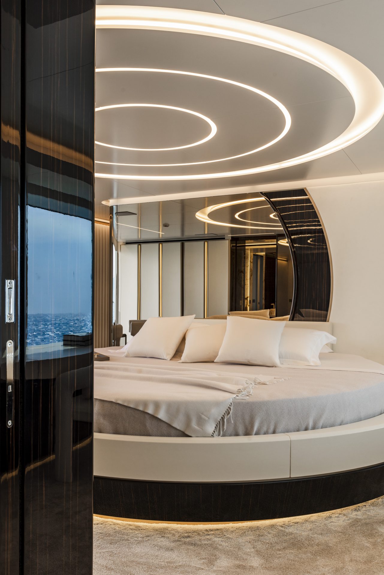 Cabina di lusso con letto circolare su Mangusta Yachts.