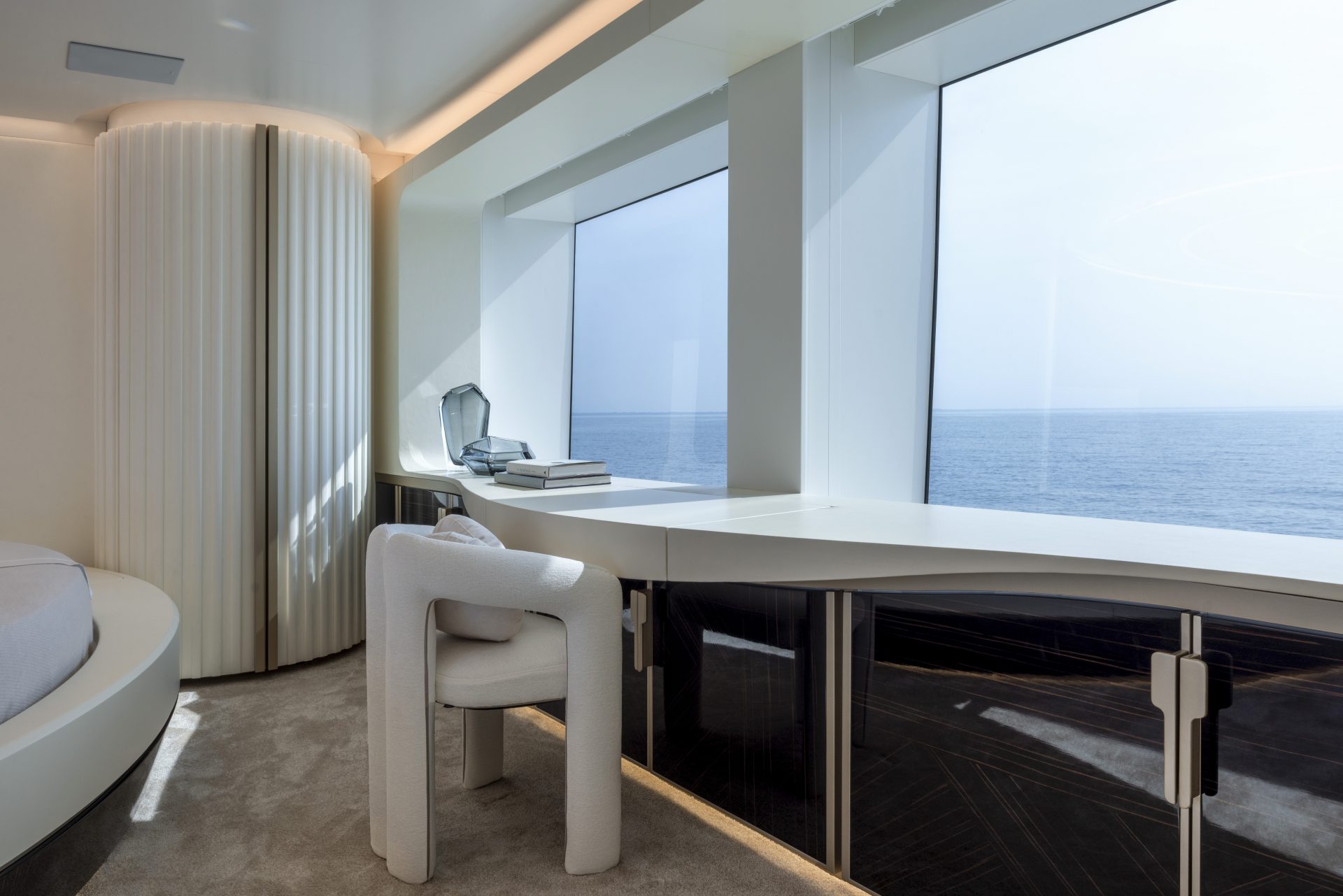 Lussuoso interno yacht con vista sul mare