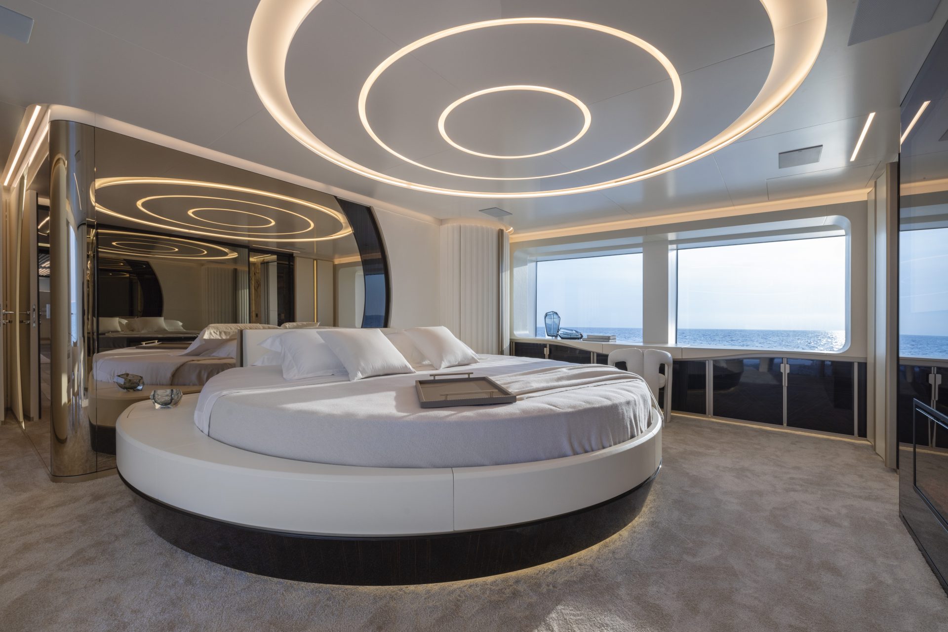 Cabina lussuosa su yacht Mangusta, vista mare.