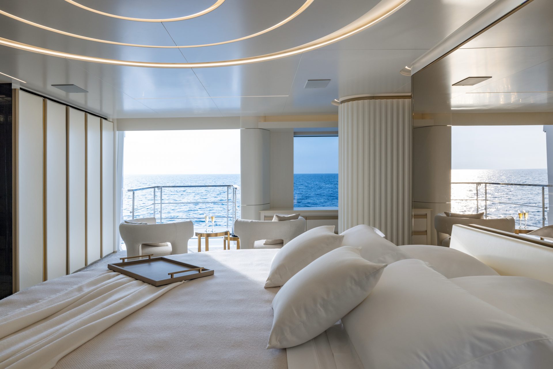 Interni di lusso del Mangusta Yacht con vista mare.