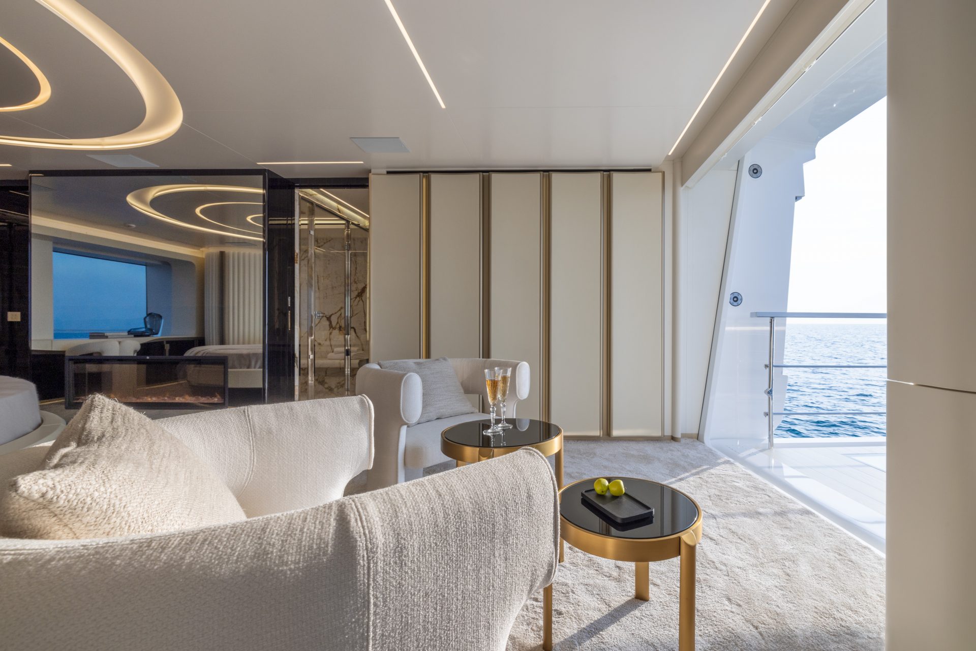 Soggiorno lussuoso di uno yacht Mangusta sul mare.