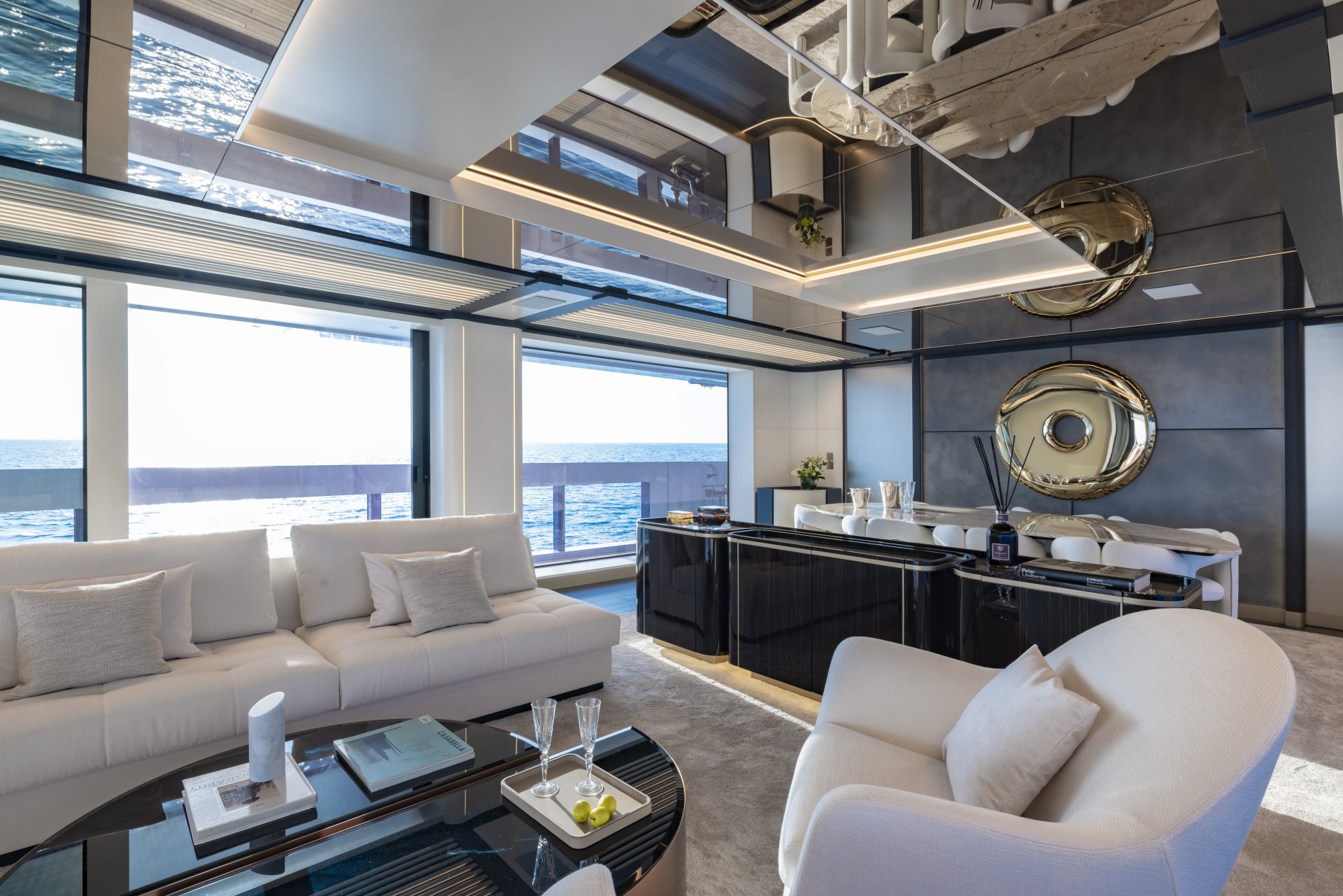 Salotto di lusso sullo yacht Mangusta Yachts.