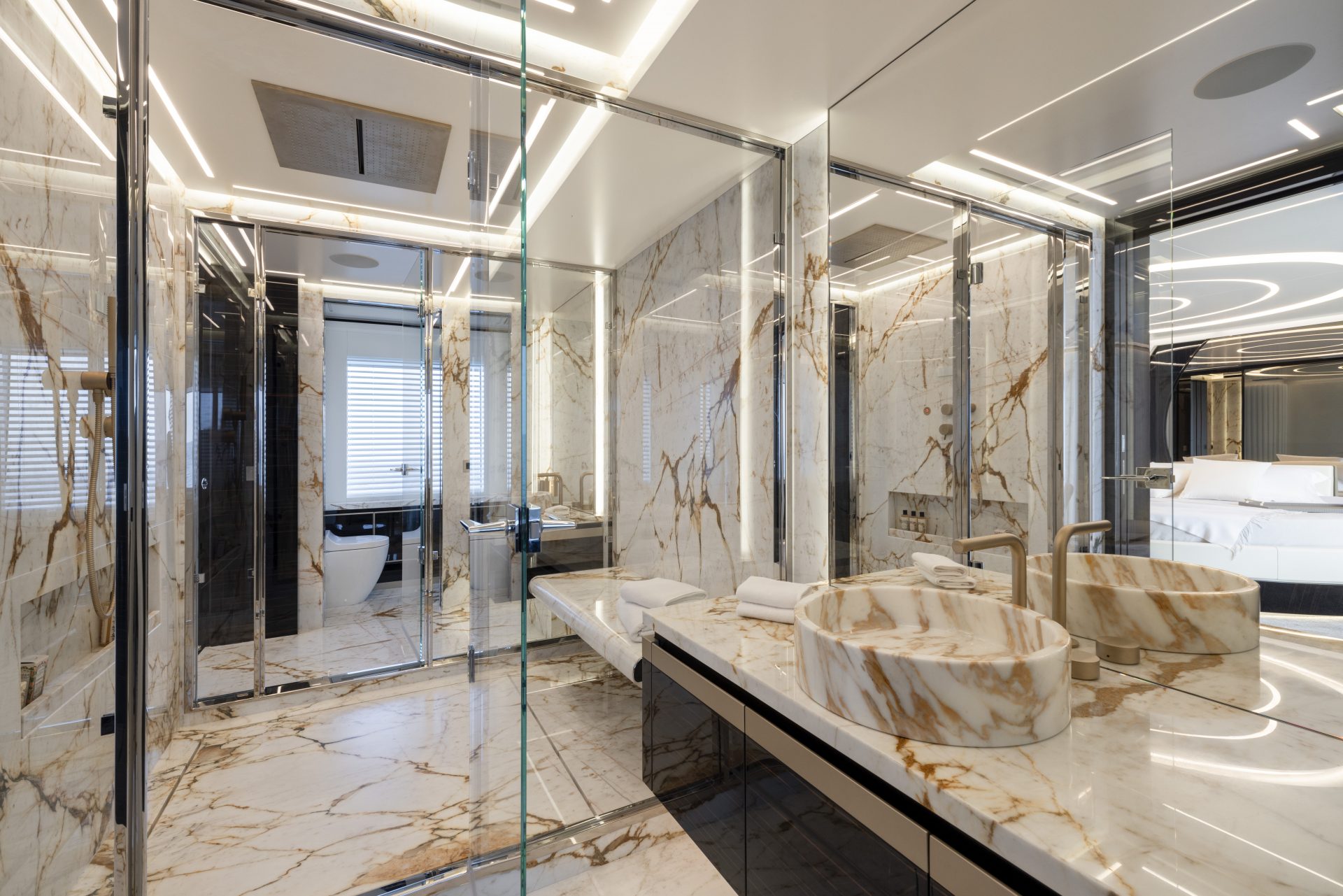 Bagno lussuoso in marmo su yacht Mangusta.