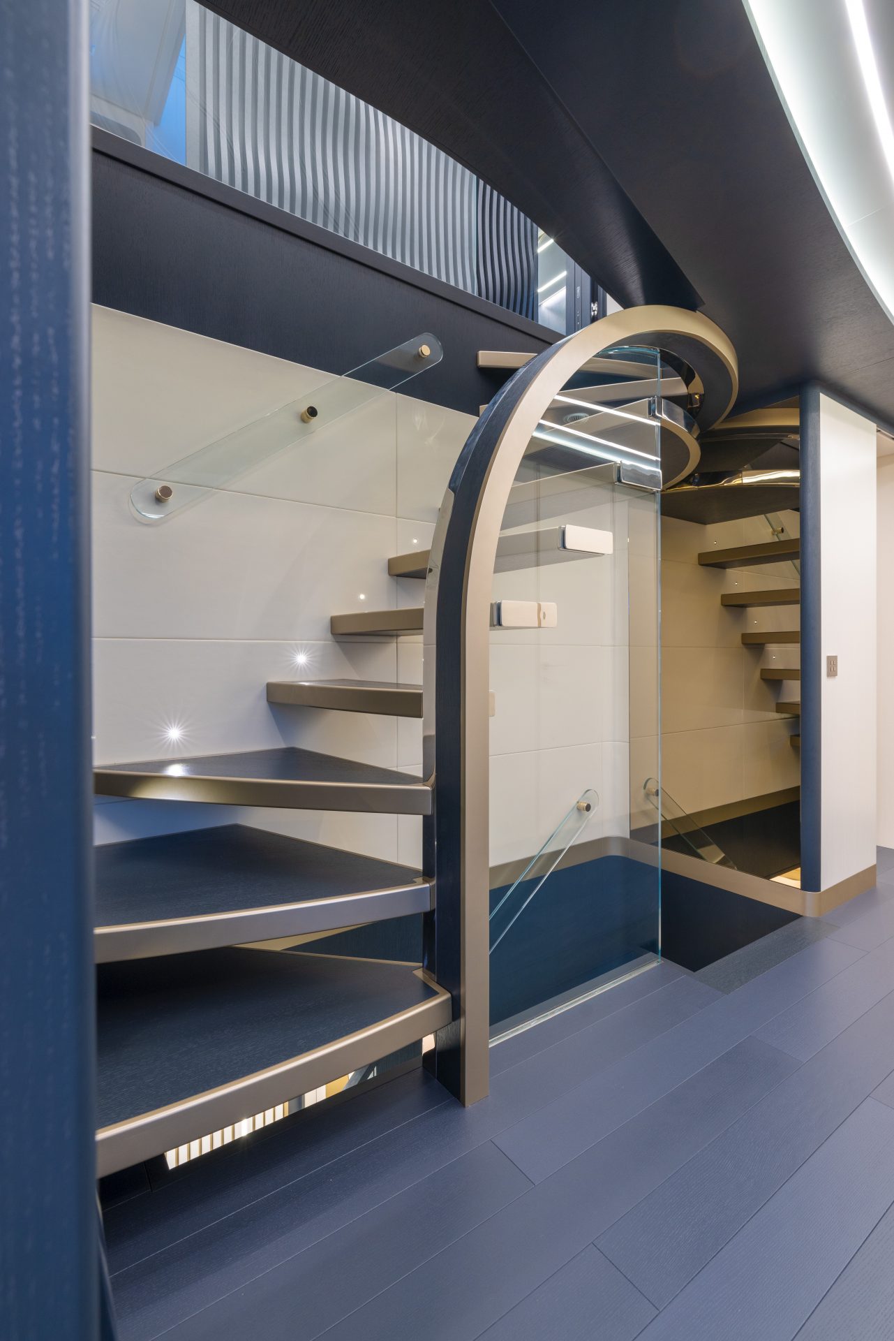 Scala moderna in vetro e metallo su yacht Mangusta.