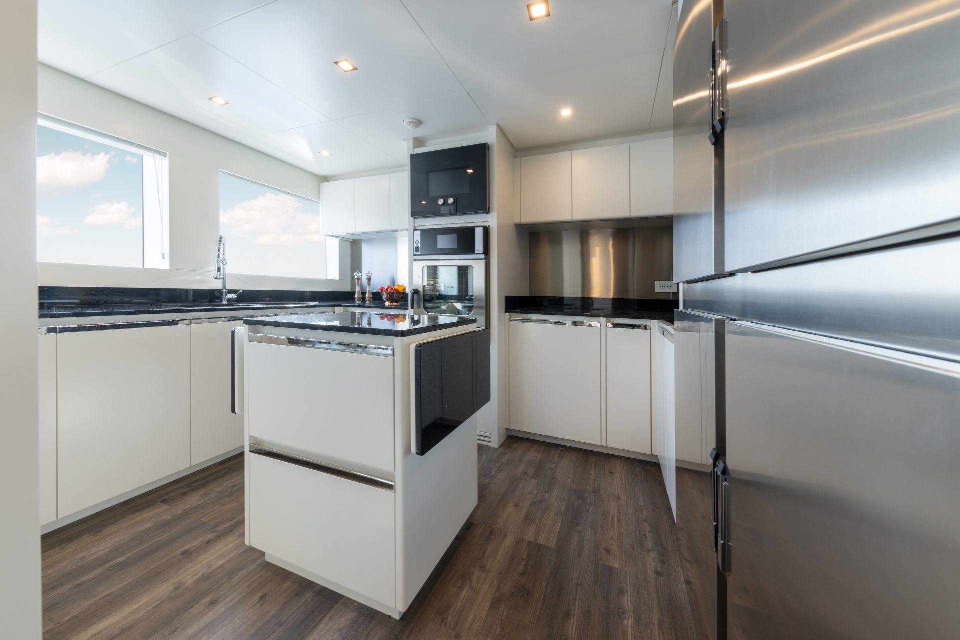 Cucina moderna di lusso su yacht Mangusta