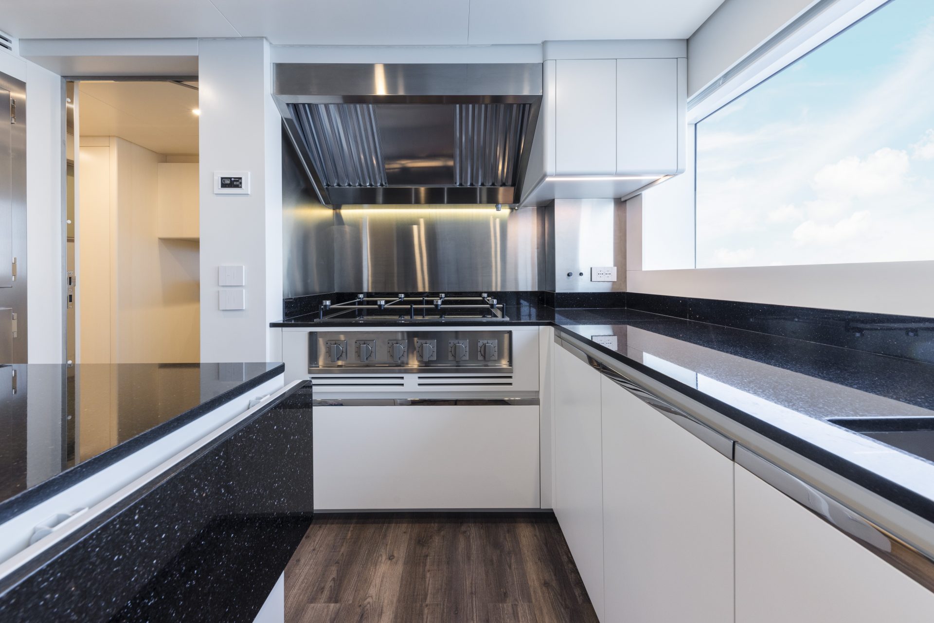 Cucina moderna a bordo di uno Mangusta Yacht.