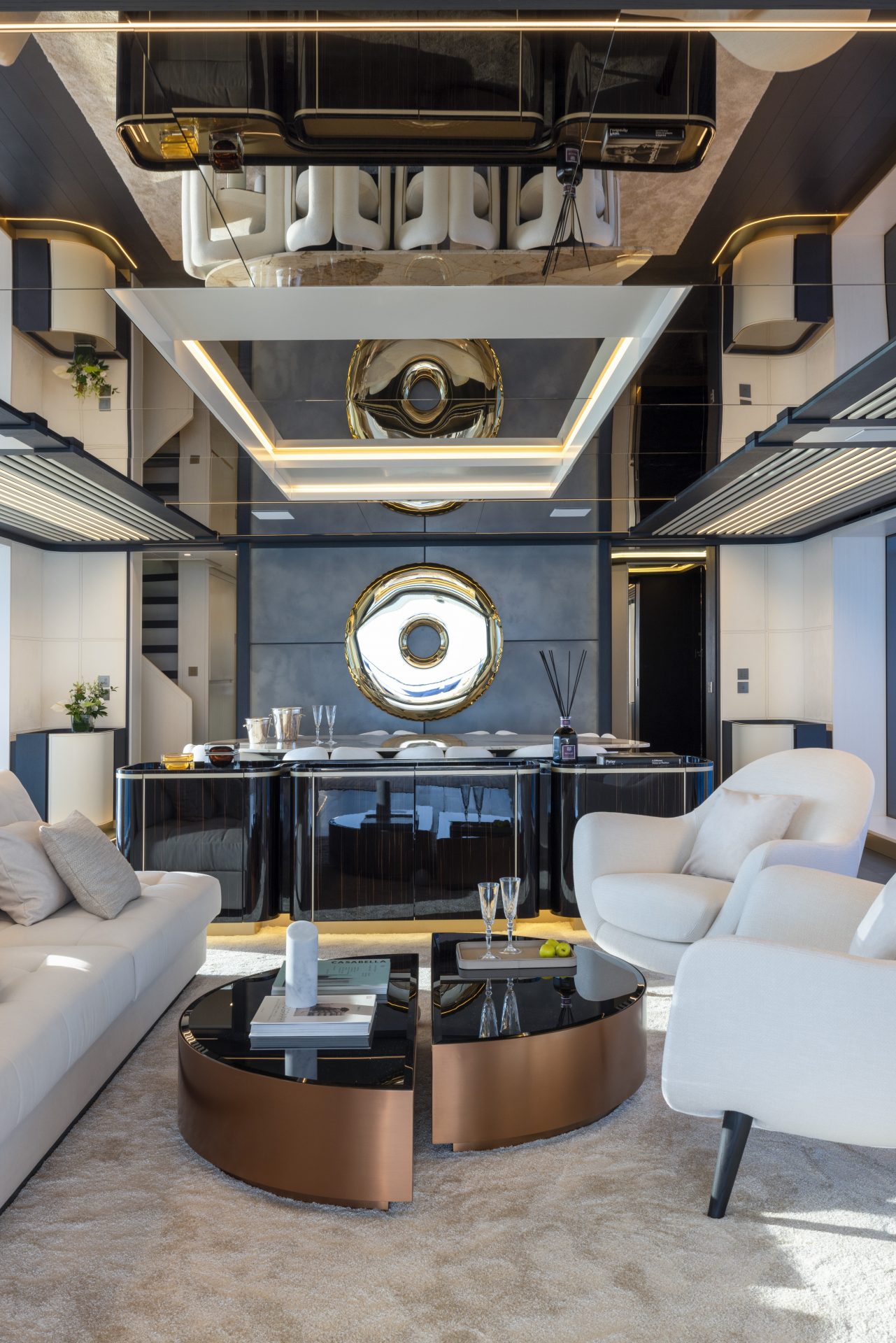 Salotto elegante su yacht Mangusta con tavolo moderno.