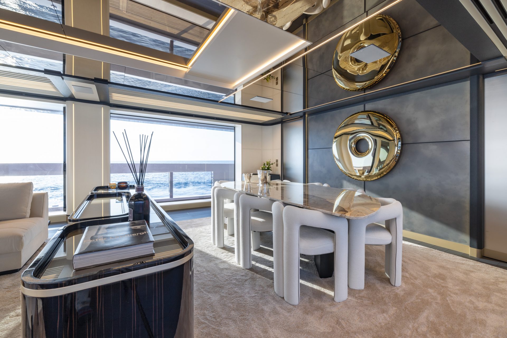 Interni lussuosi di un Mangusta Yacht con vista mare.