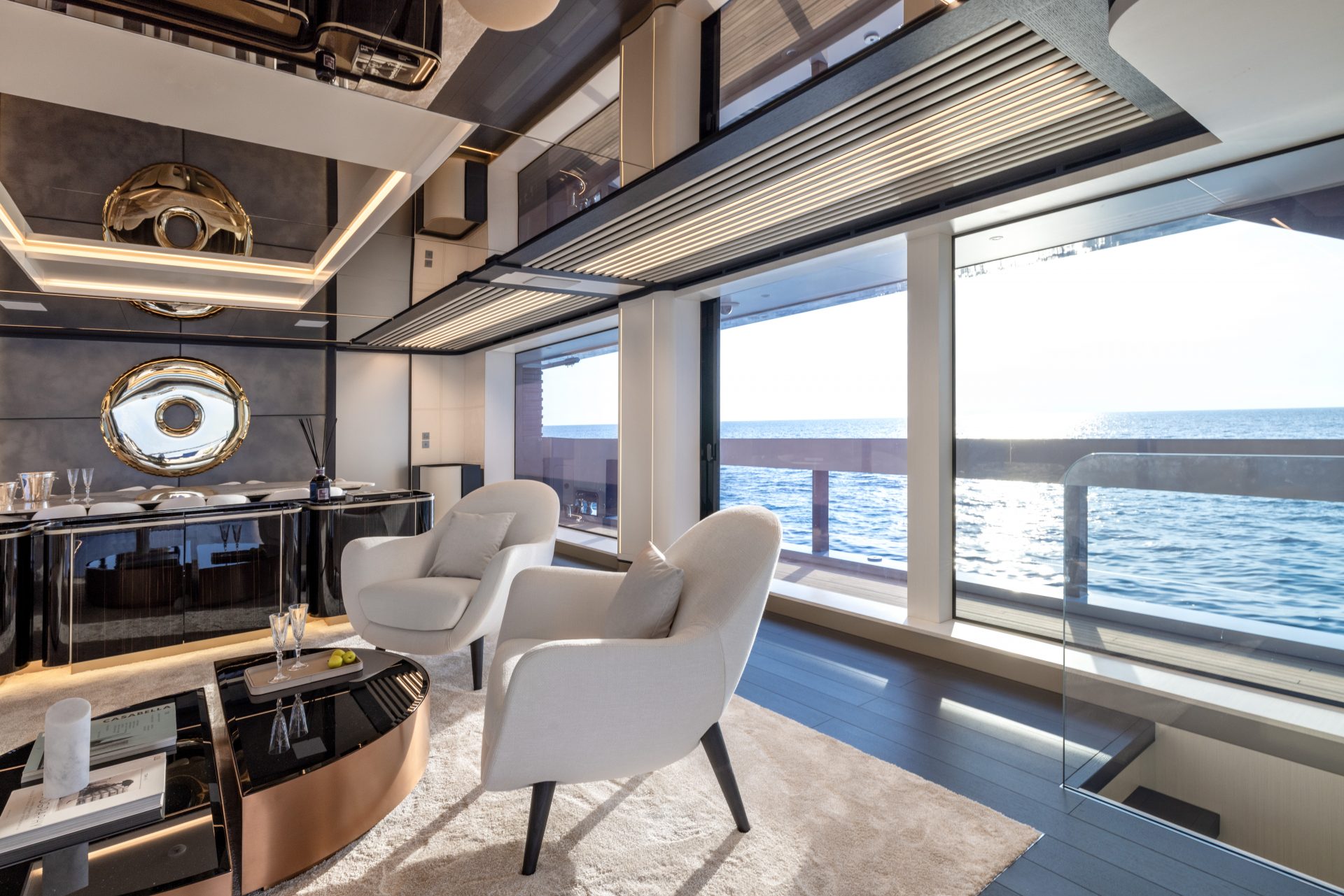 Salotto di lusso con vista mare su yacht Mangusta