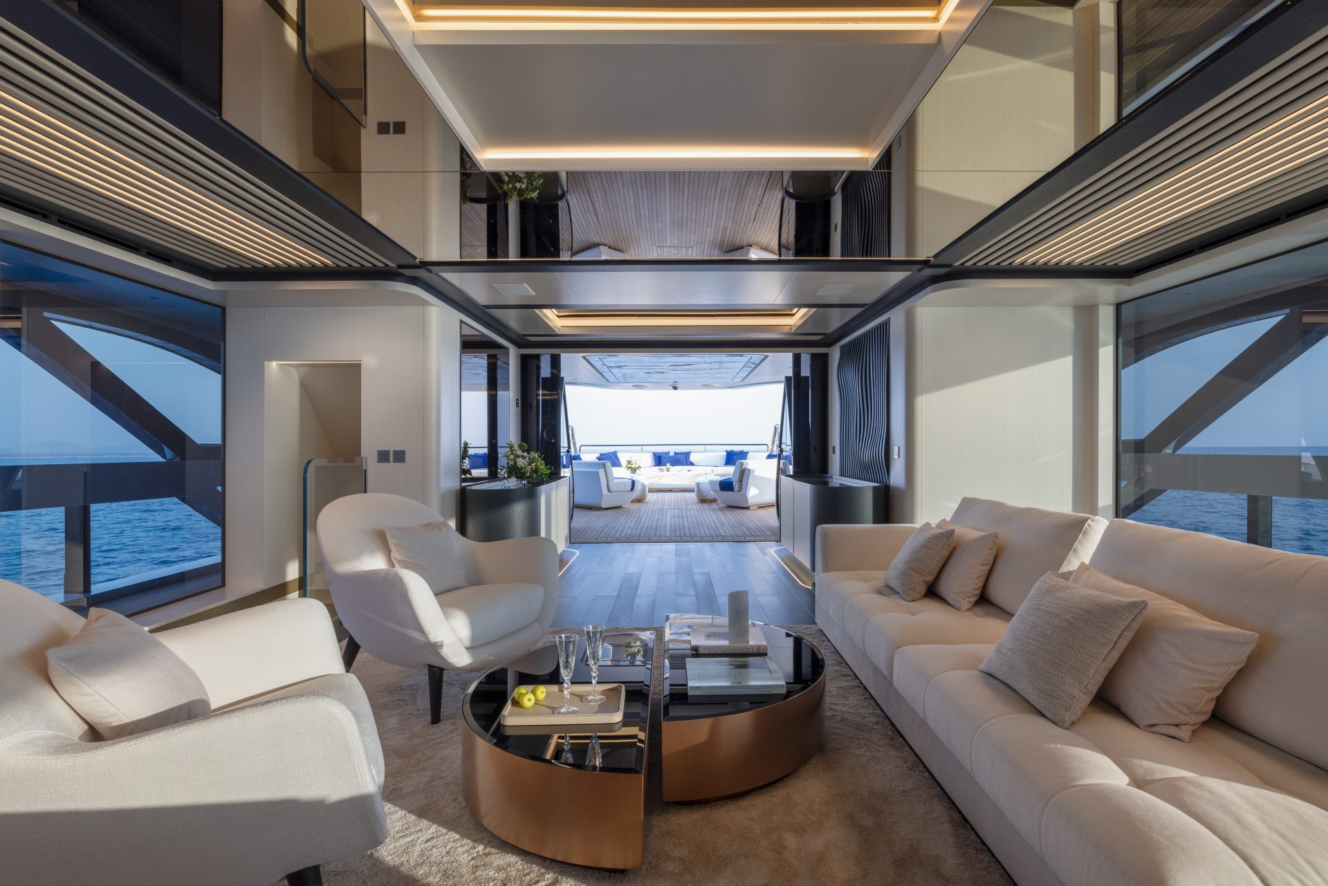 Lussuoso salotto Mangusta Yachts con vista mare