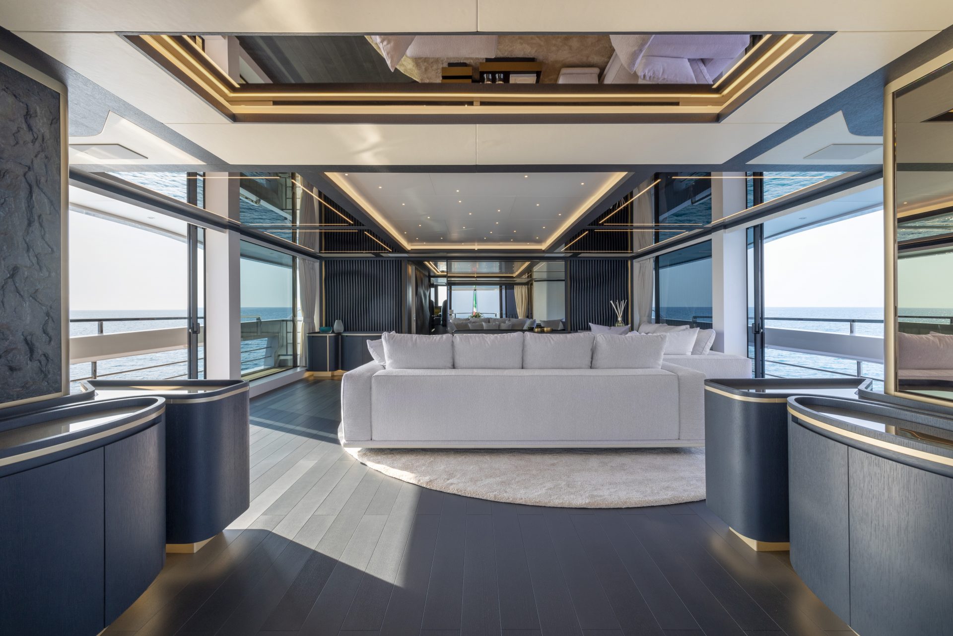 Elegante salotto yacht con vista sul mare.