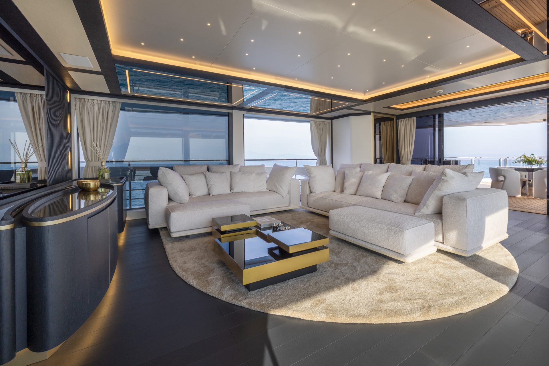 Salone lussuoso su yacht Mangusta Yachts.