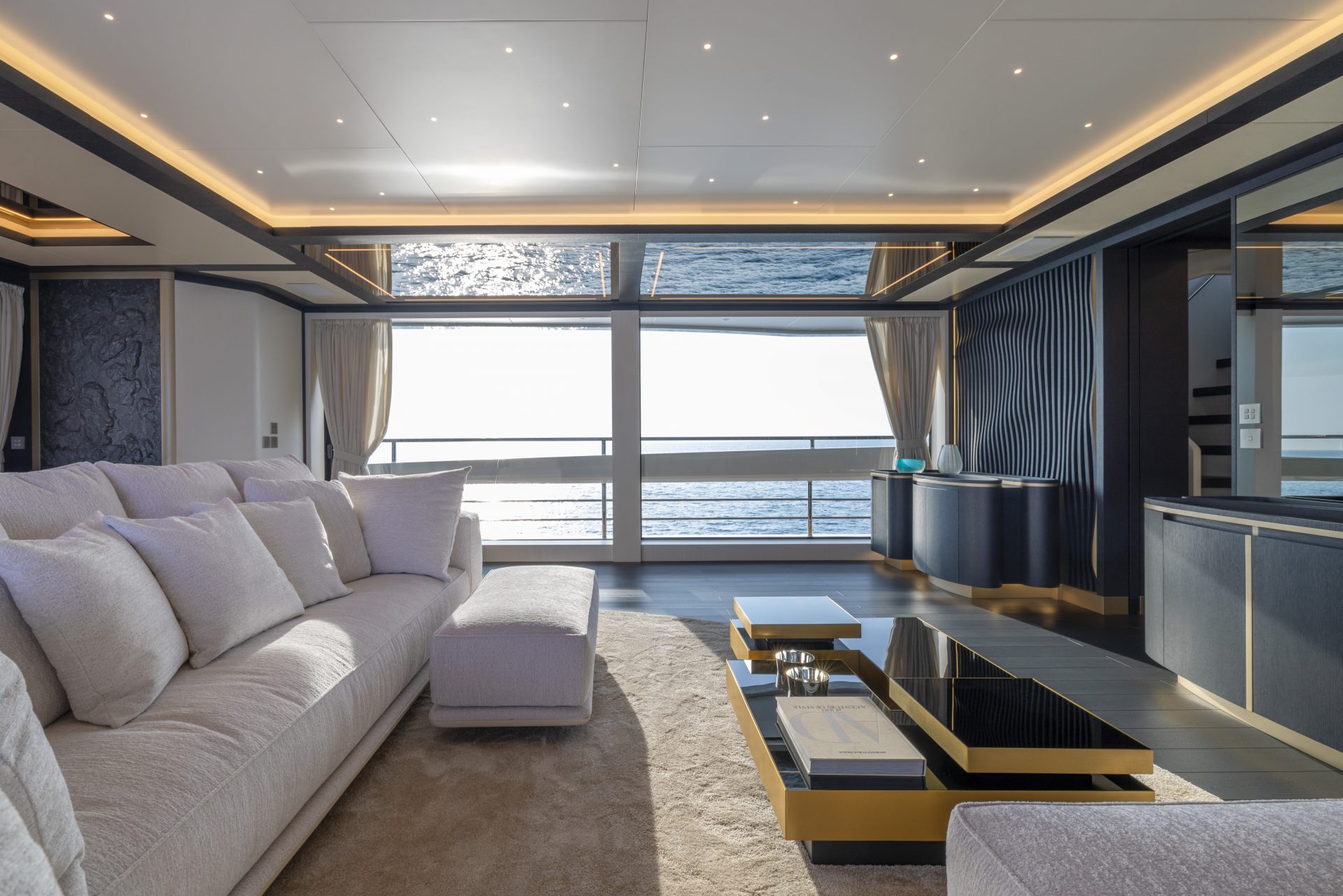 Interni lussuosi del salone di uno yacht Mangusta.