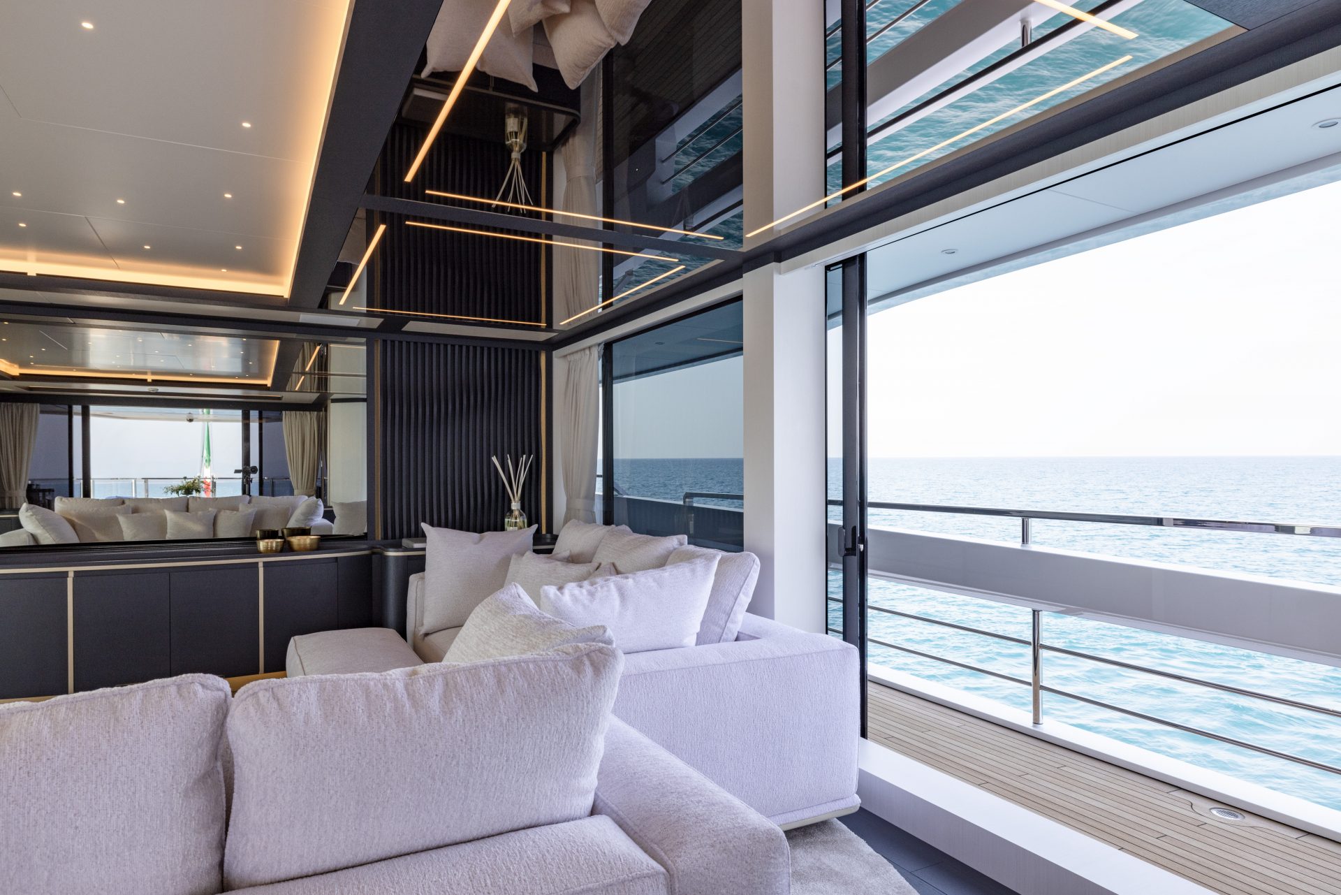 Interni di lusso Mangusta Yachts, vista mare elegante