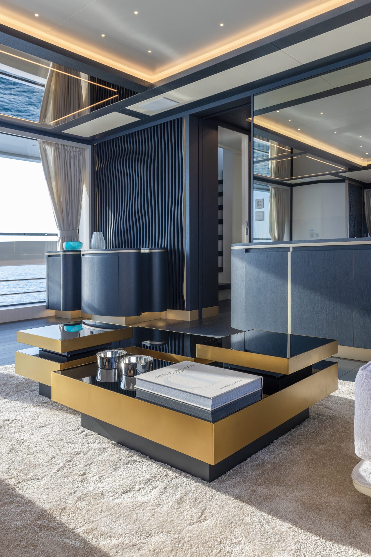 Interni eleganti salone Mangusta Yachts, vista mare.