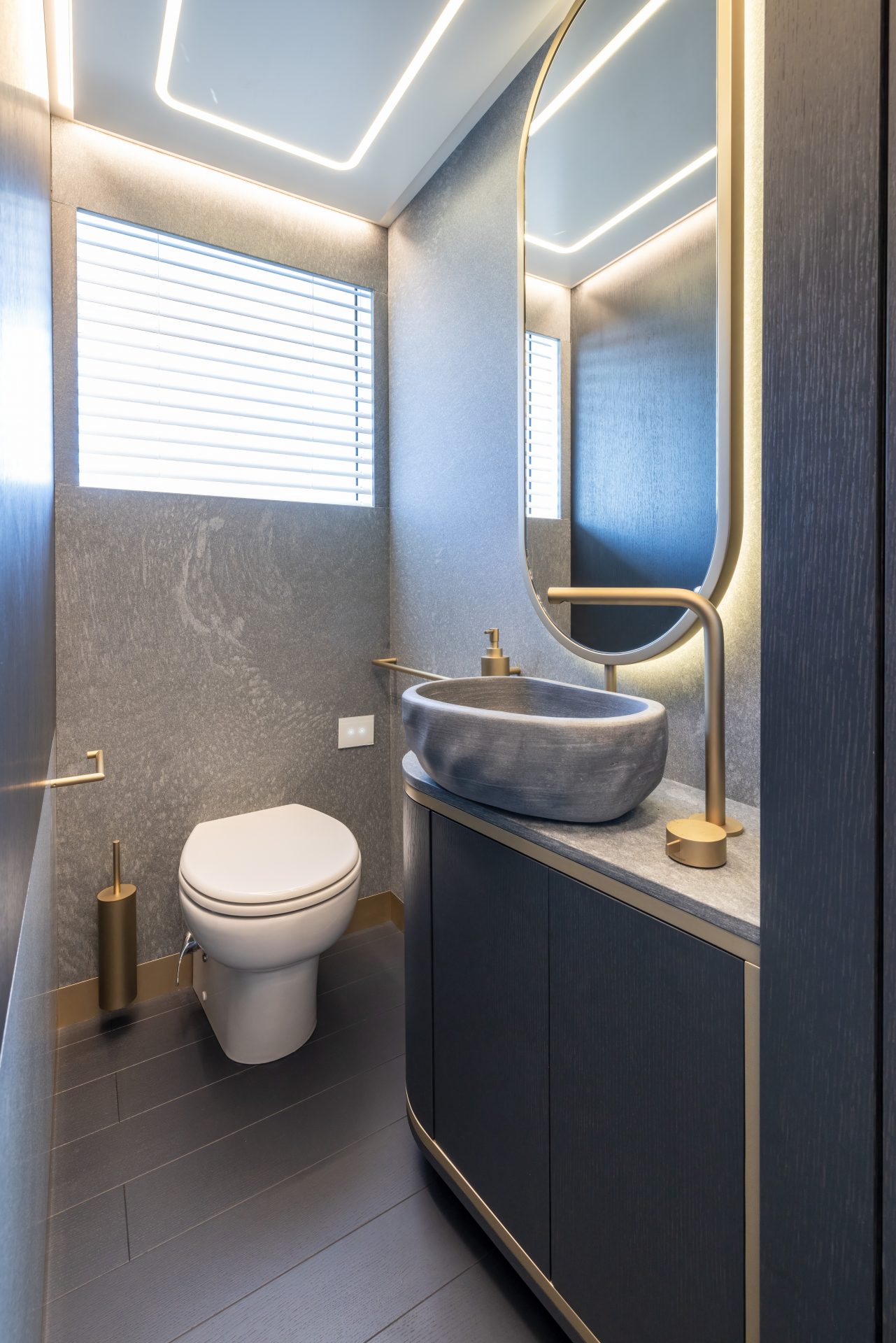 Bagno di lusso Mangusta Yachts, design moderno elegante.