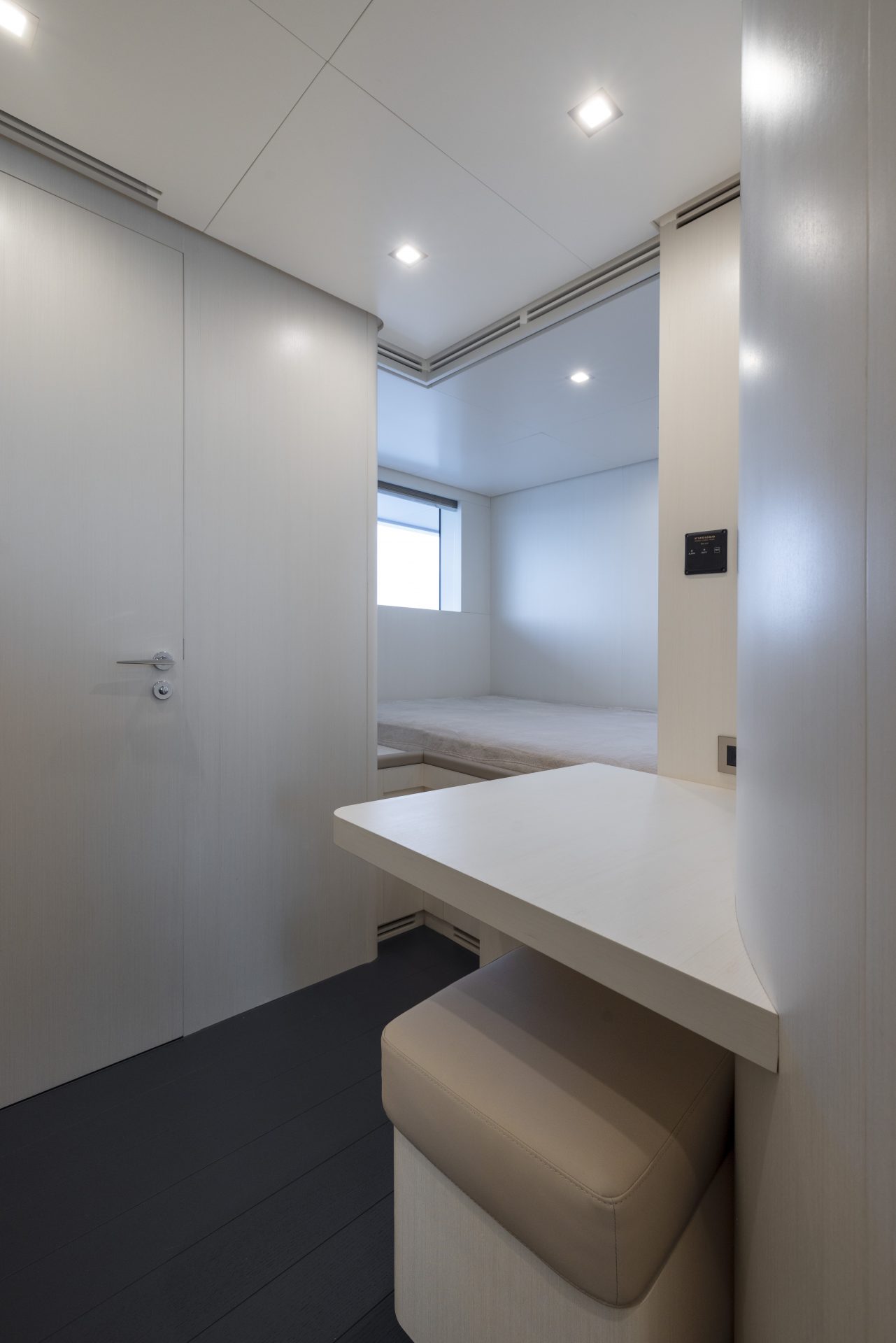 Cabina moderna con arredi eleganti e finestra luminosa.