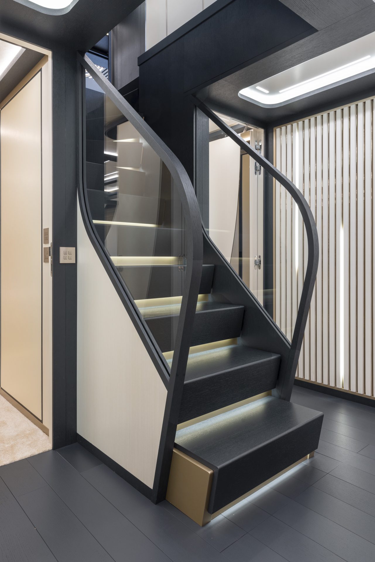 Scala moderna interna su yacht di lusso Mangusta