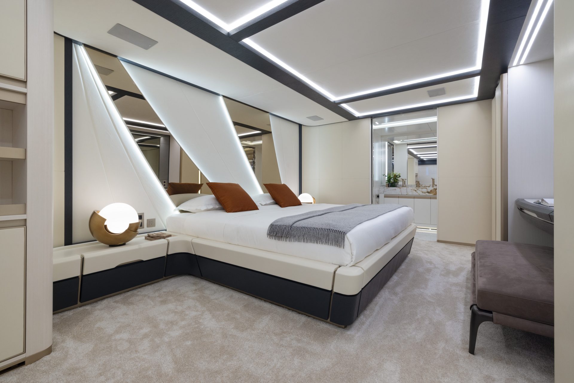 Cabina lussuosa su yacht Mangusta con arredi moderni.