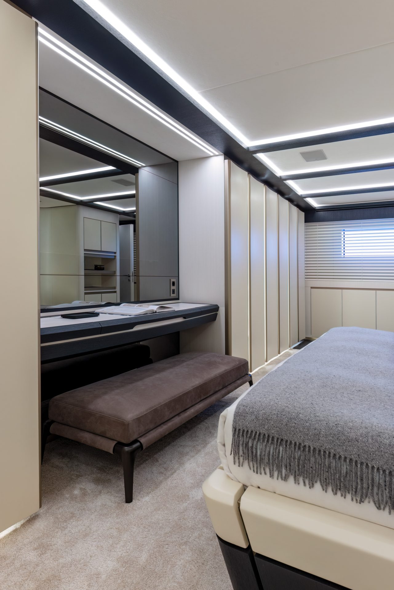 Cabina lussuosa con letto e panca su yacht Mangusta.