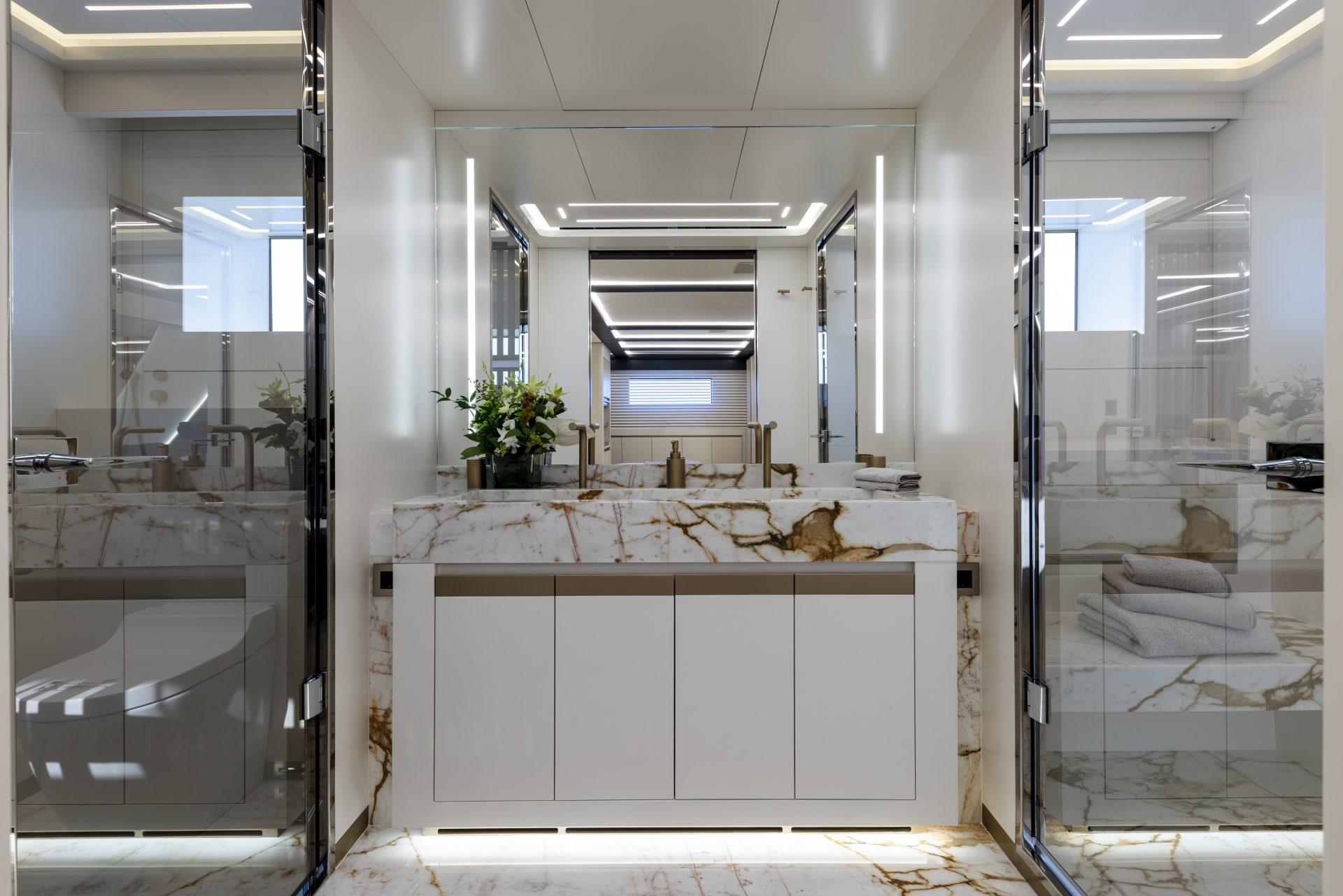 Bagno di lusso Mangusta Yachts con finiture in marmo.