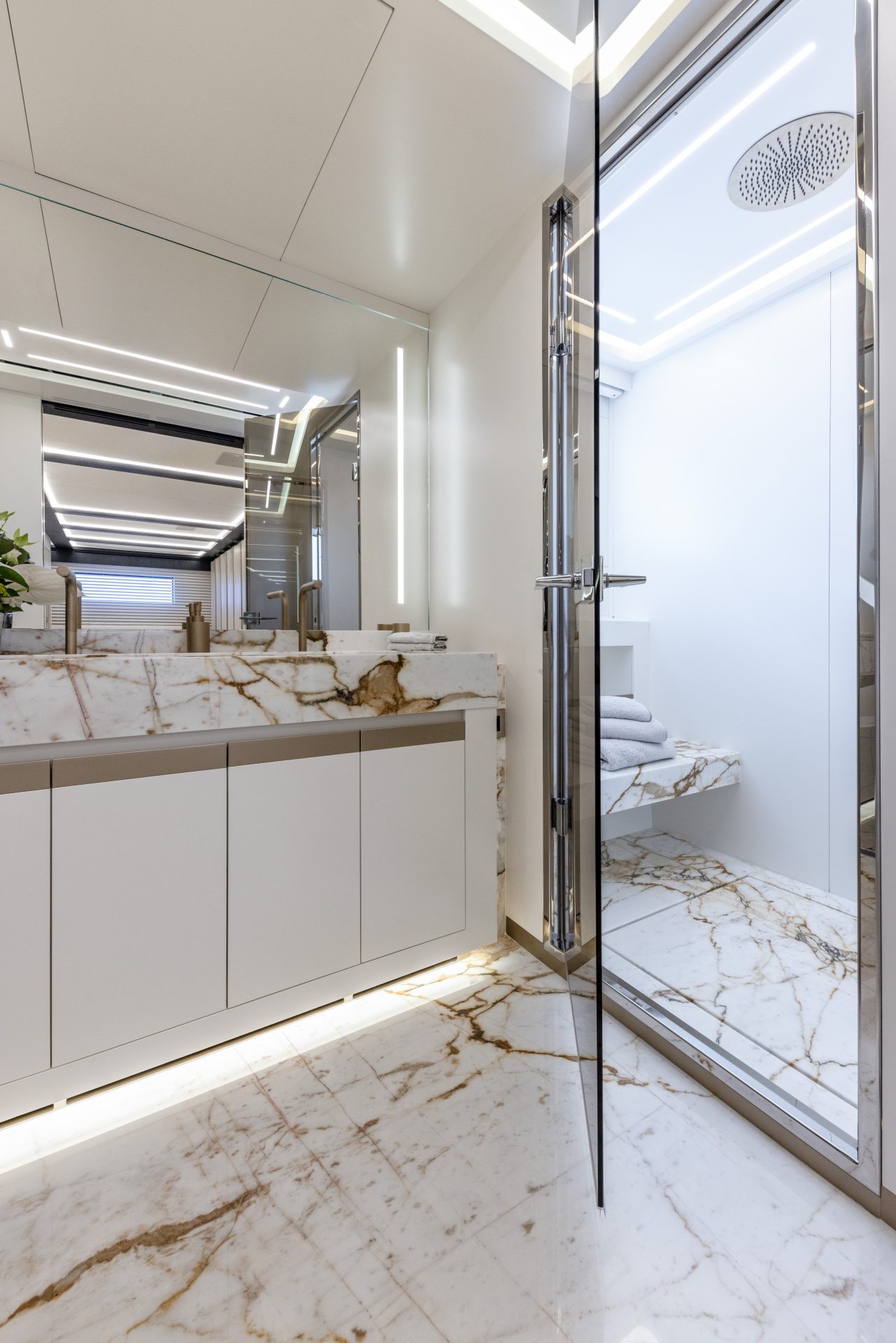 Bagno di lusso su yacht Mangusta con dettagli in marmo.