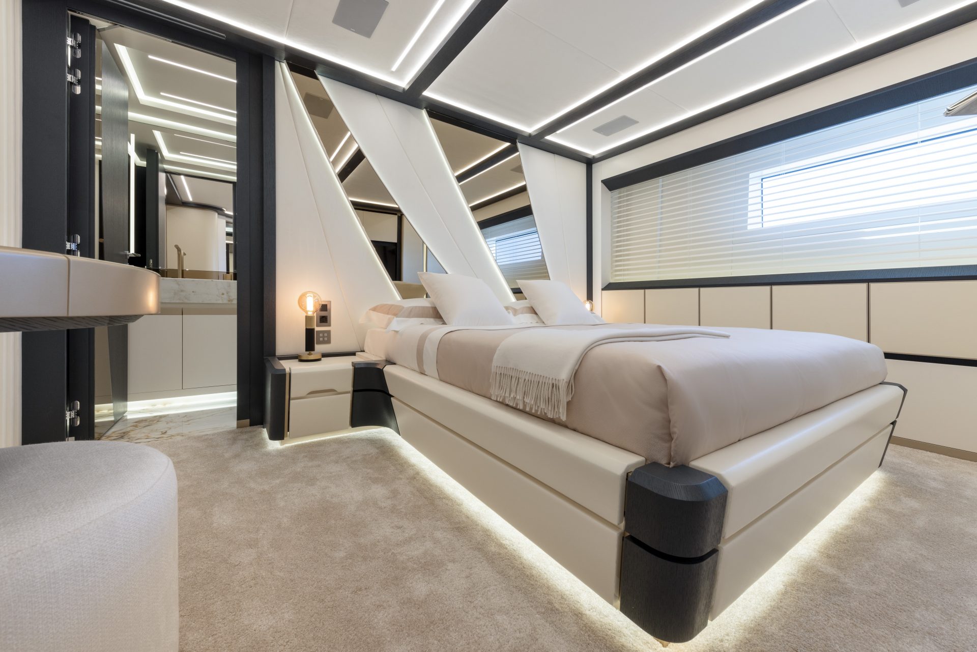 Cabina lusso Mangusta Yachts, letto matrimoniale elegante.