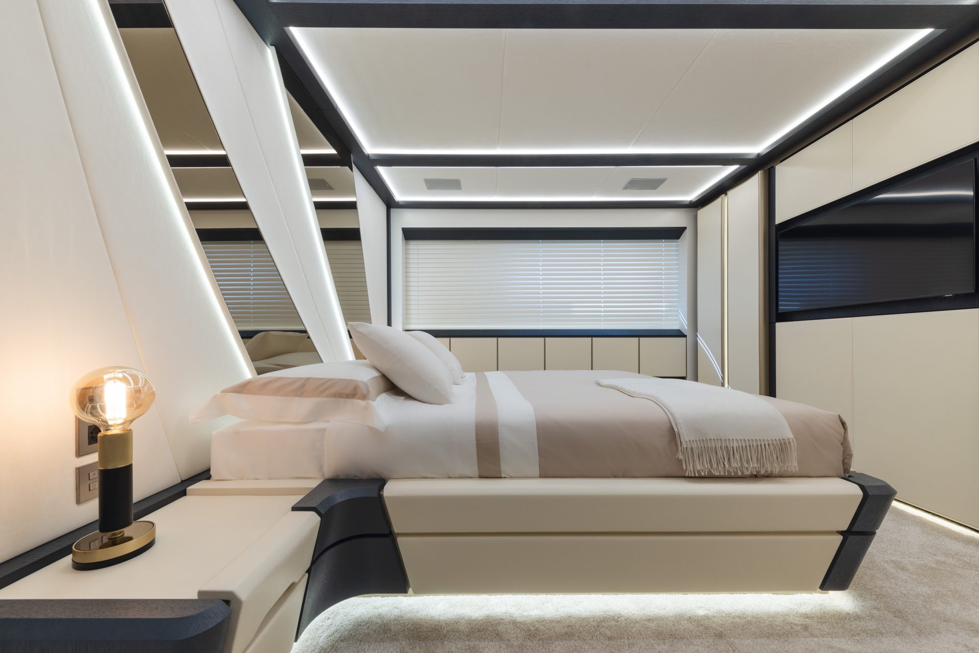 Cabina lussuosa con letto matrimoniale su Mangusta Yachts.