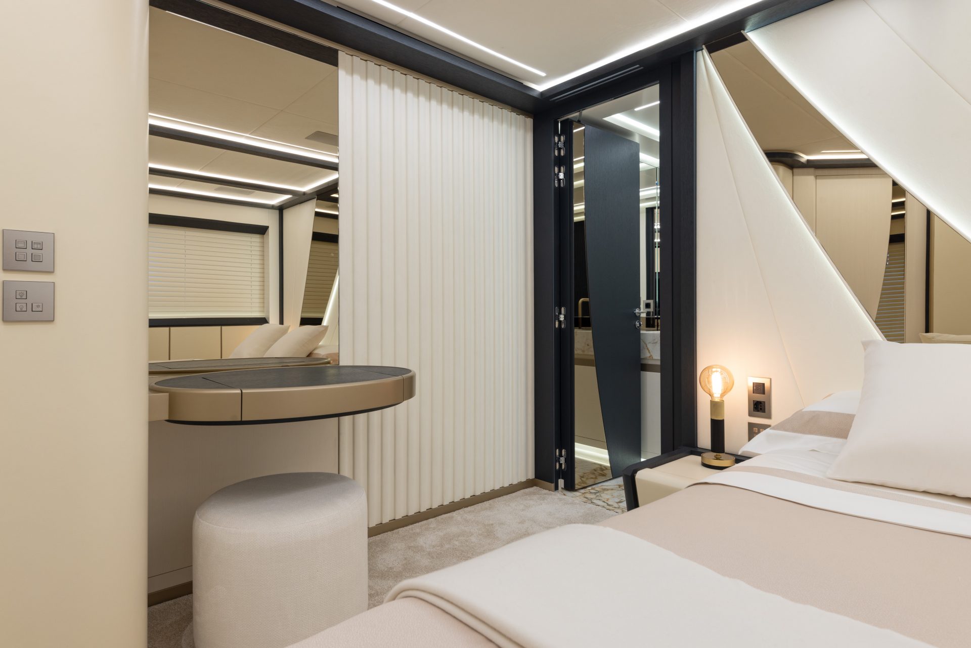 Cabina moderna a bordo di uno yacht Mangusta