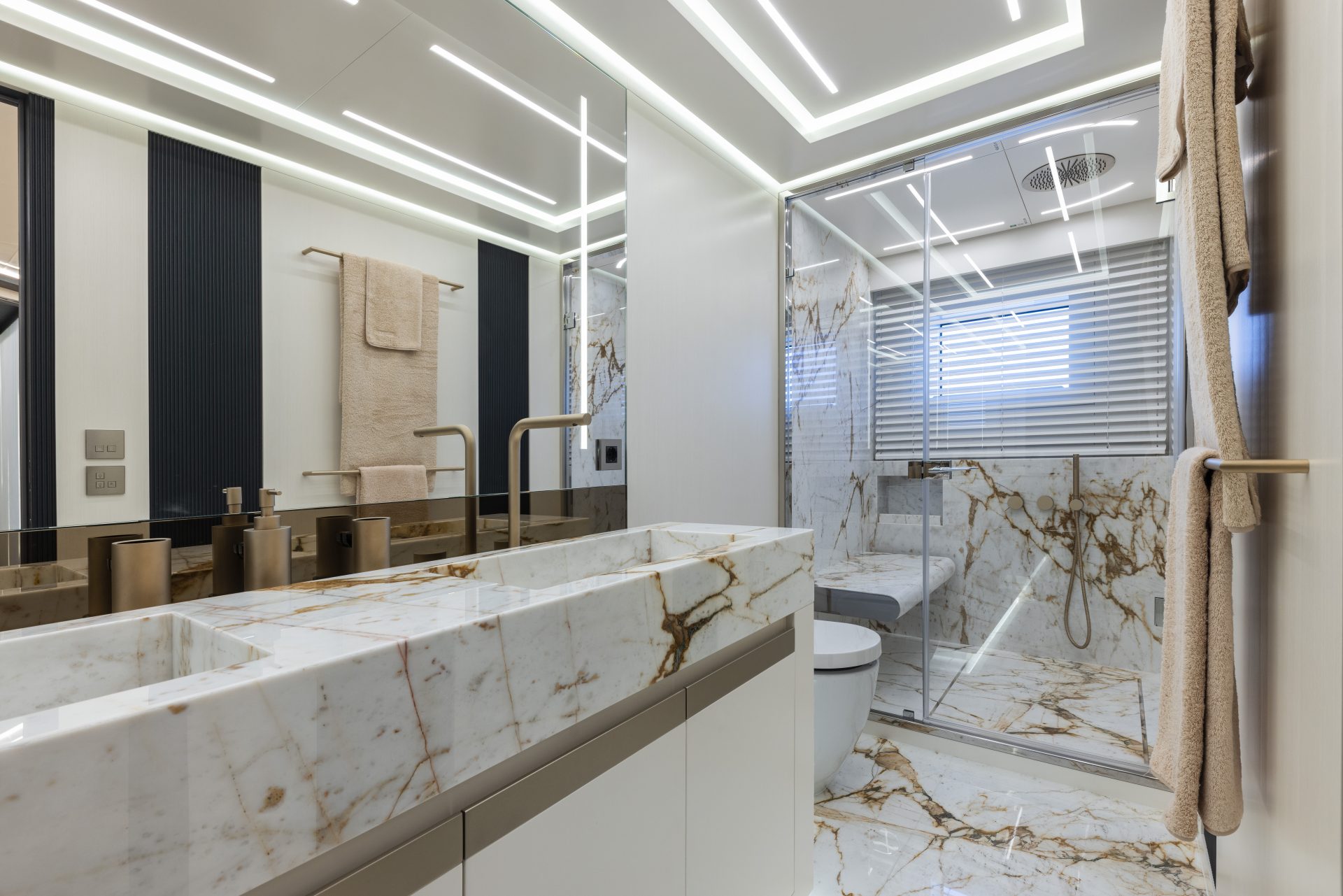 Bagno di lusso con finiture in marmo su Mangusta Yachts