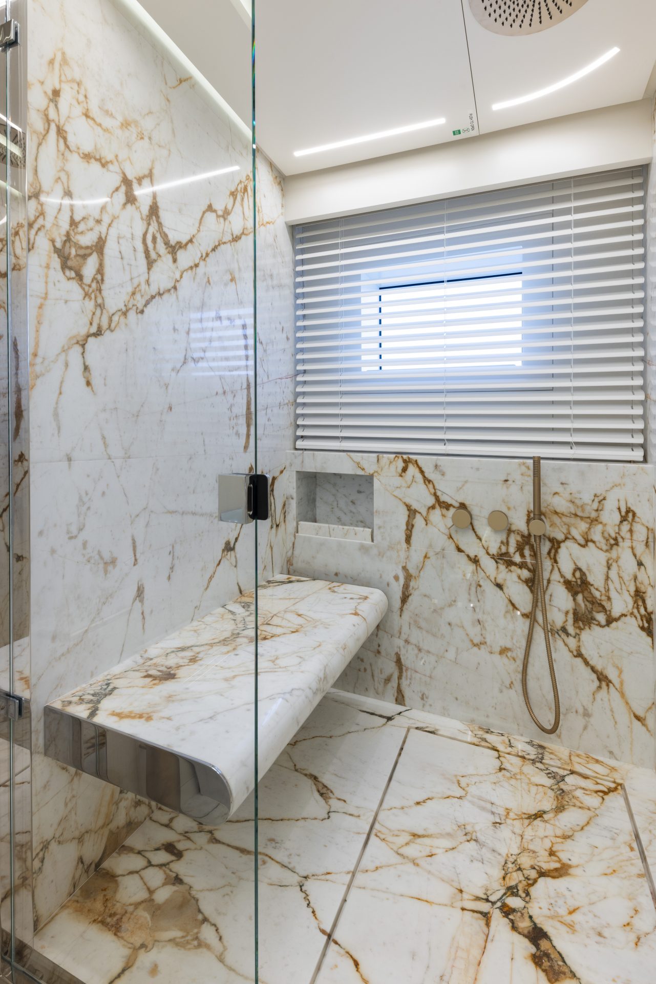 Doccia di lusso in marmo su uno yacht Mangusta.