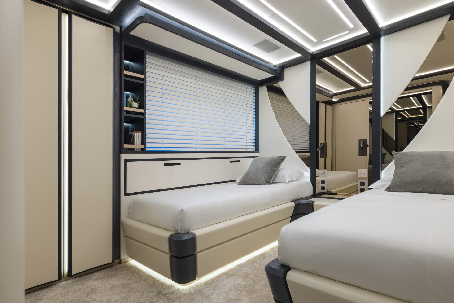 Cabina lussuosa del Mangusta Yachts con letto e closet.