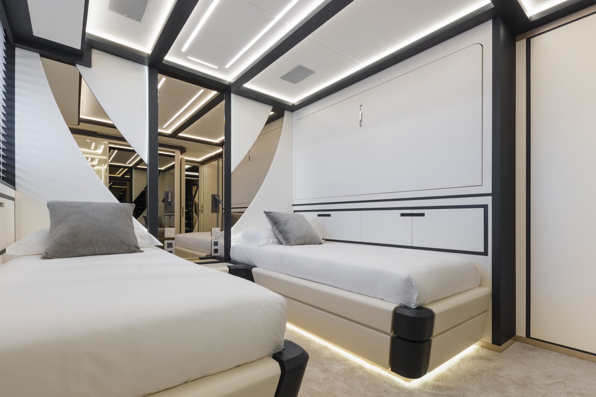 Cabina doppia lussuosa su Mangusta Yachts.