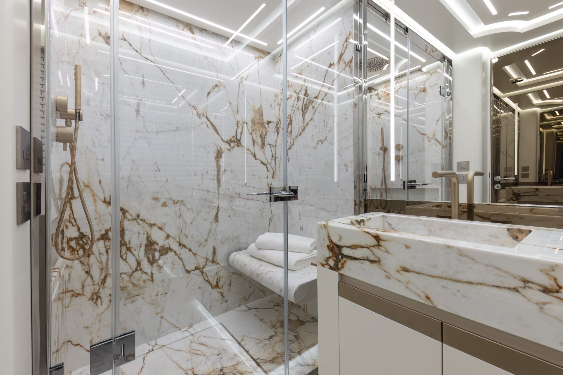 Bagno di lusso in marmo Mangusta Yachts