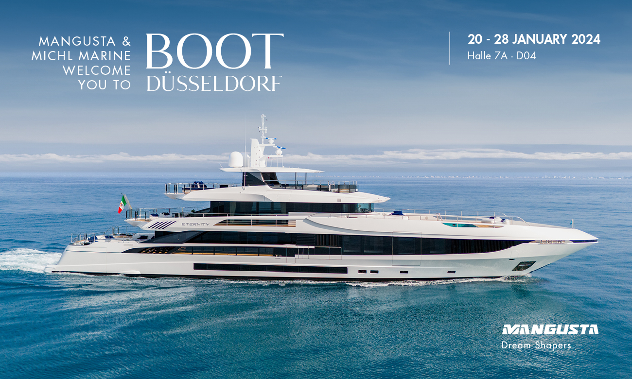 Yacht di lusso Mangusta sul mare azzurro