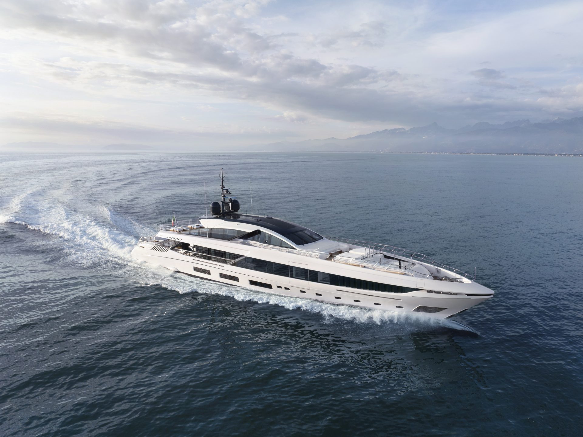 Yacht Mangusta naviga su acque aperte al tramonto.