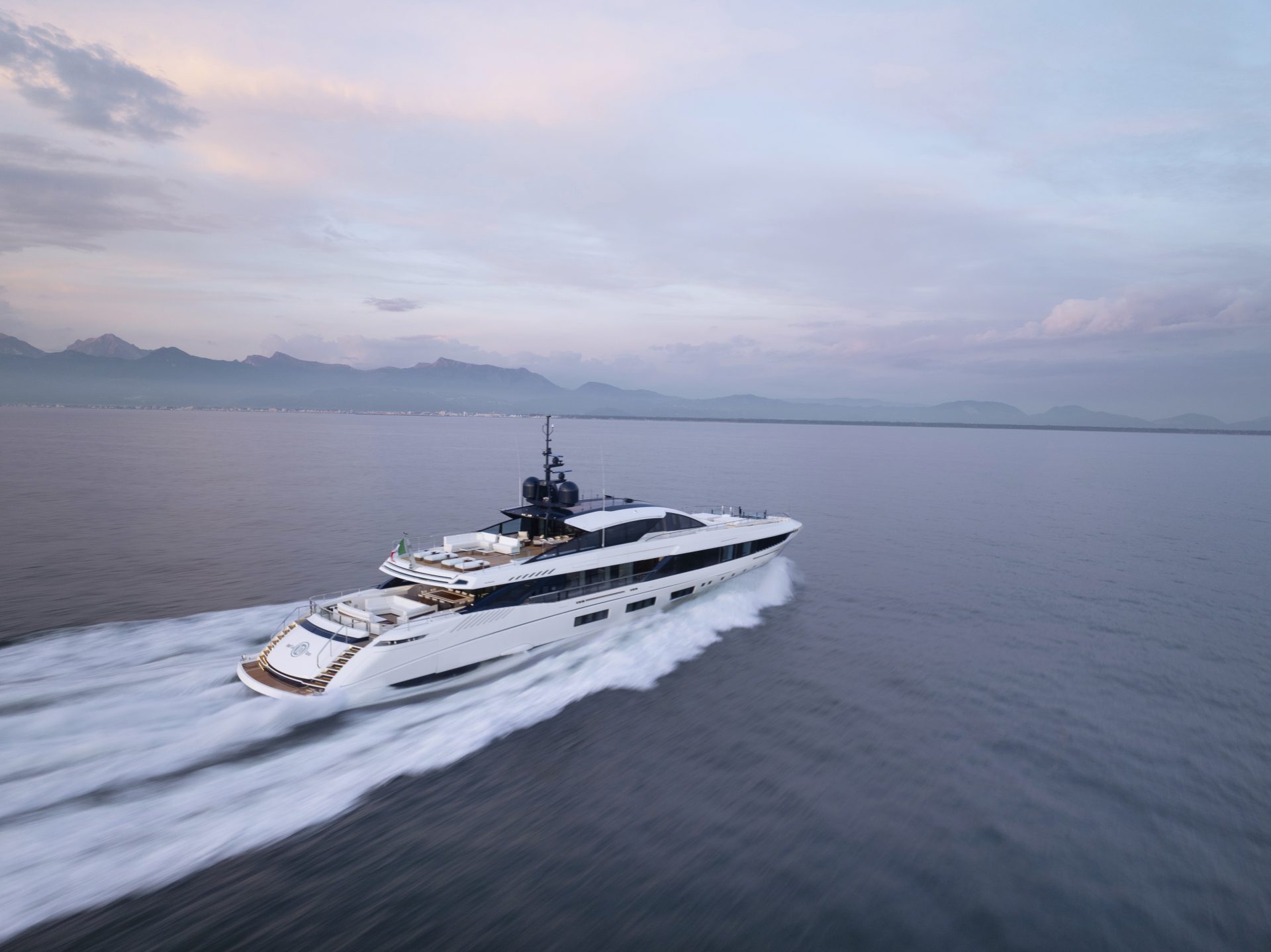 Yacht Mangusta in navigazione all'alba sul mare