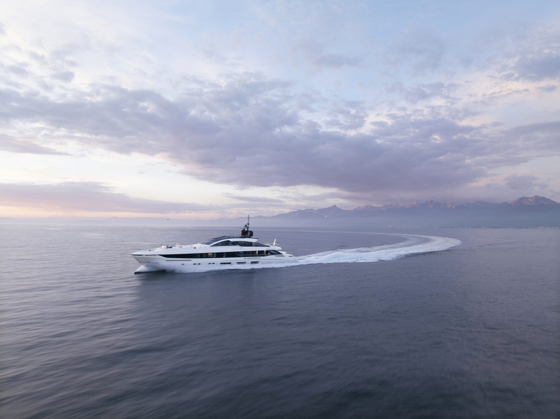 Yacht Mangusta al tramonto sul mare aperto.