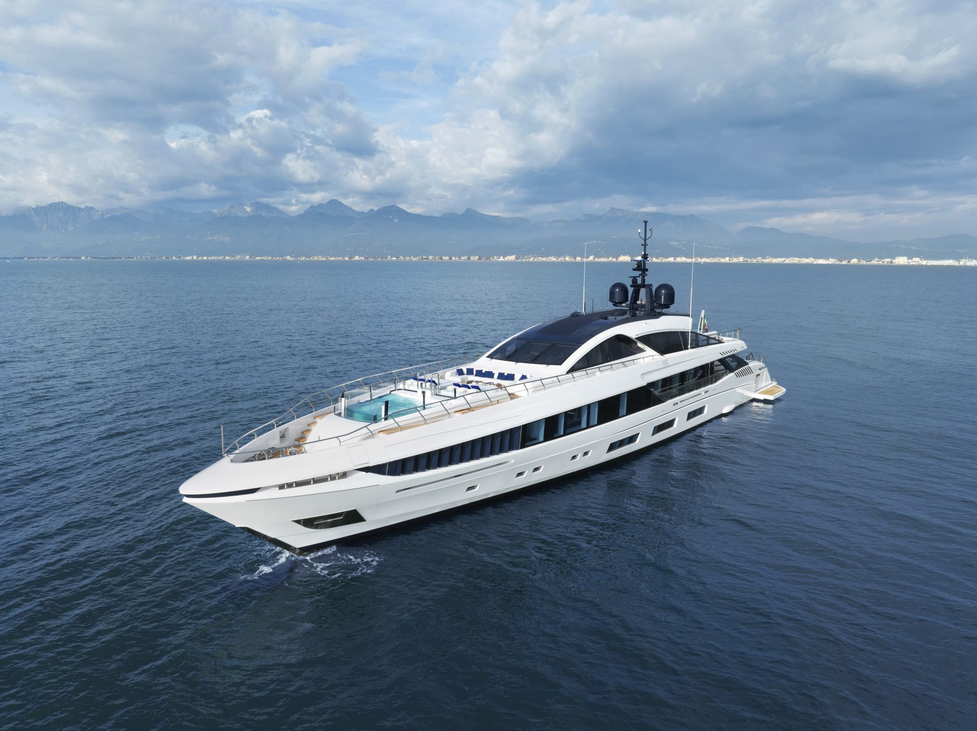 Yacht di lusso Mangusta sul mare.