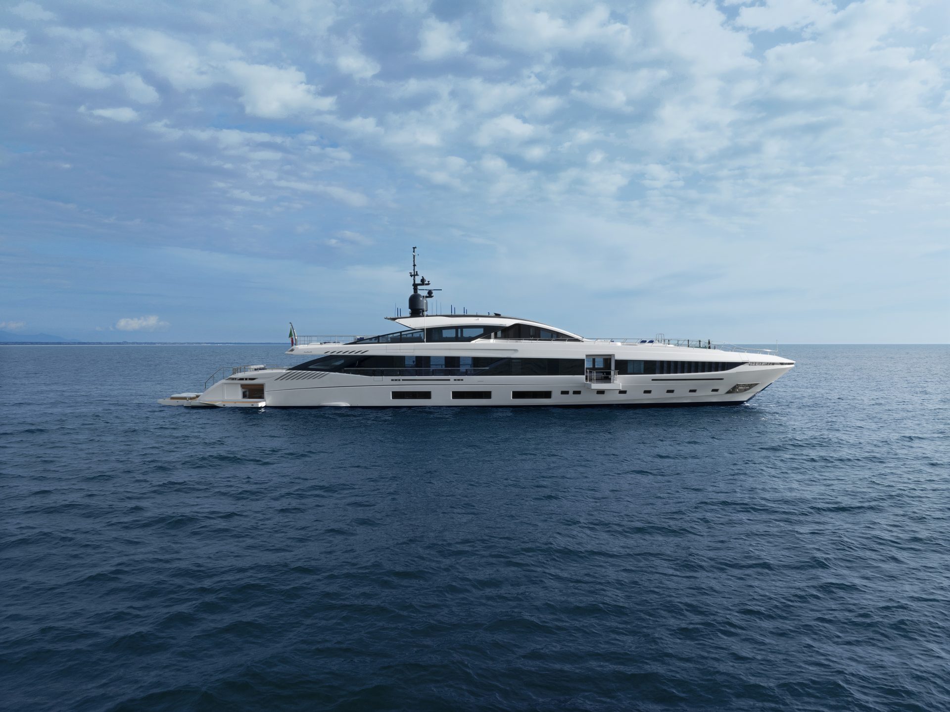Yacht Mangusta elegante in mare aperto sotto il cielo azzurro.