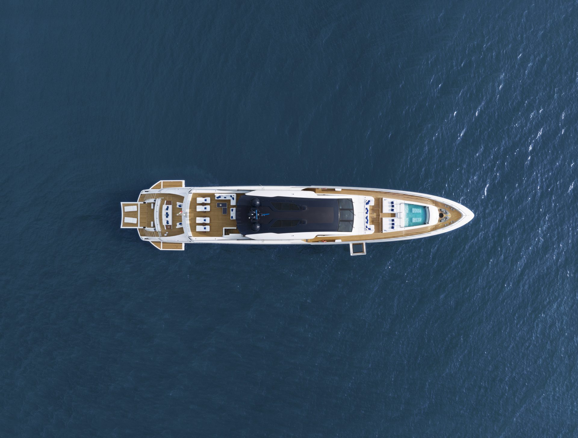 Yacht Mangusta visto dall'alto in mare aperto.