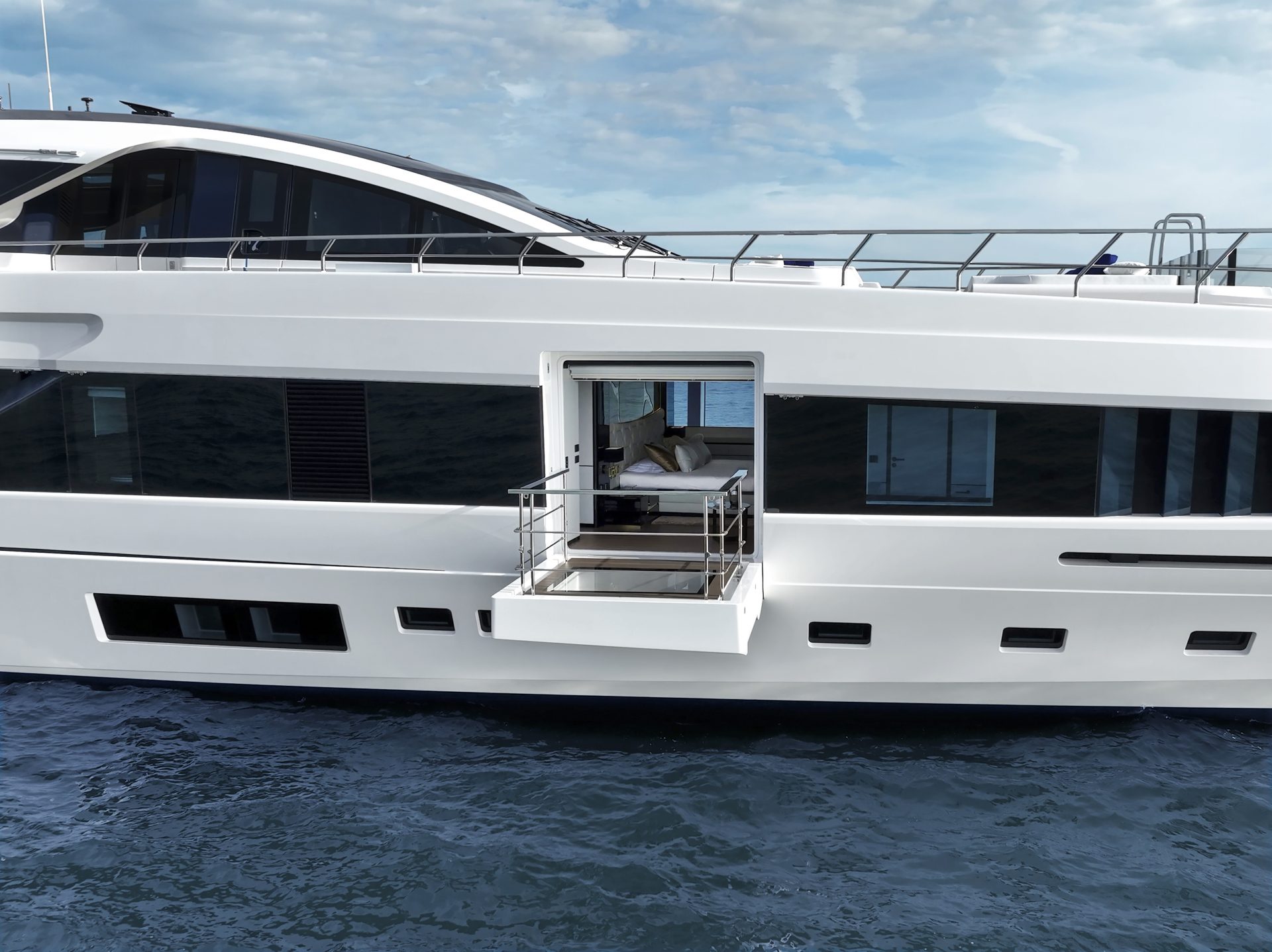 Balcone esterno su yacht Mangusta in mare aperto.