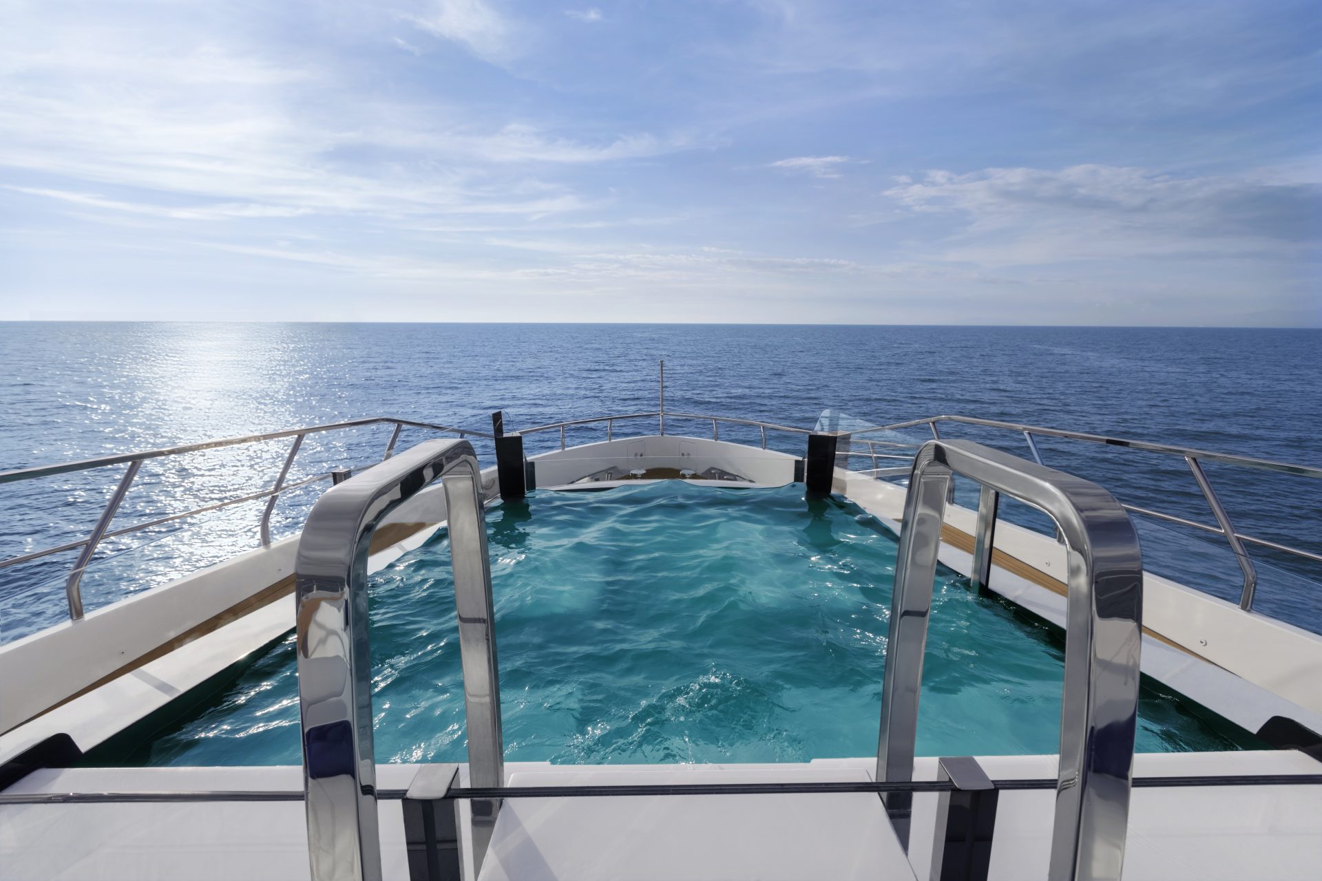 Piscina di lusso su yacht Mangusta con vista mare.