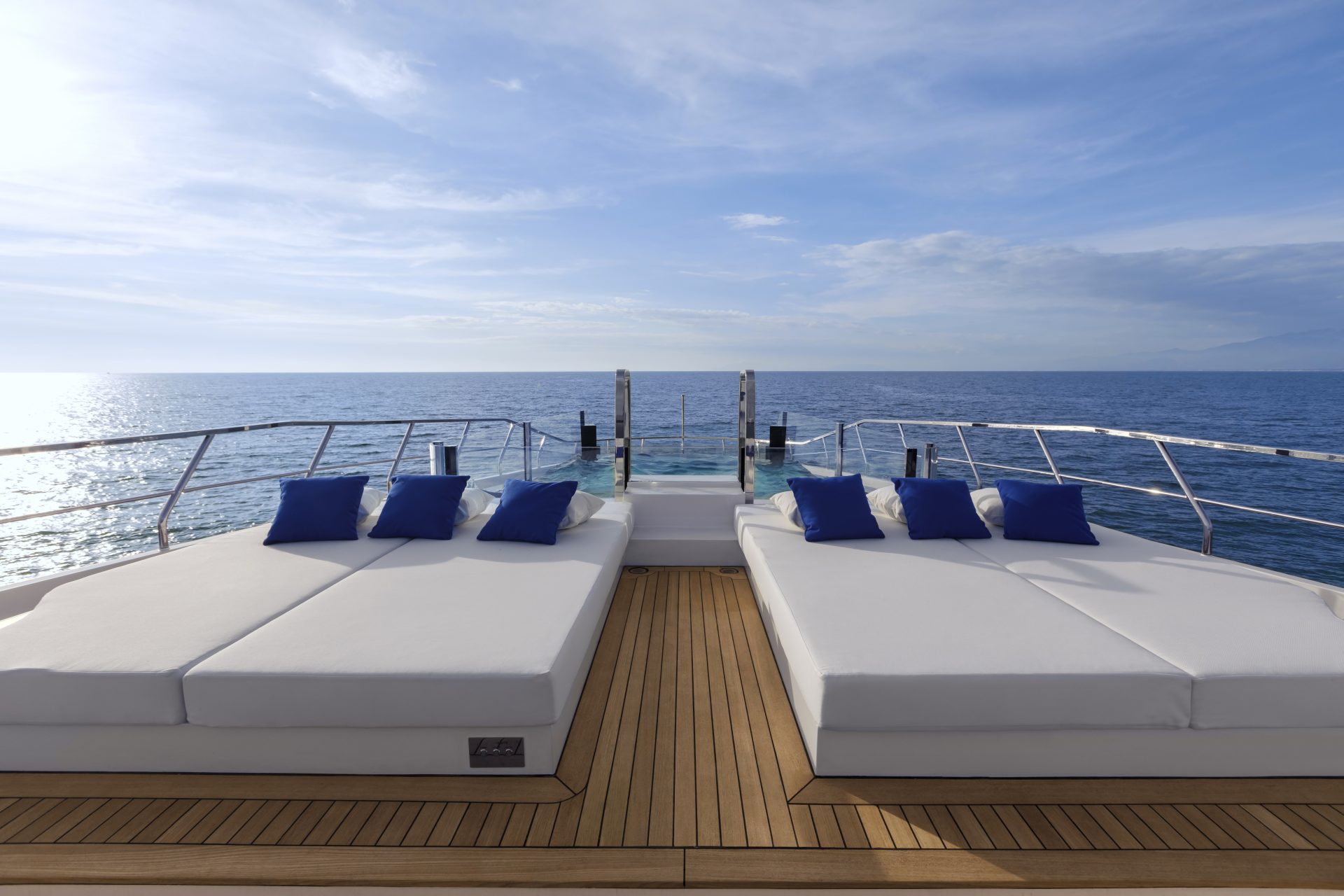 Sundeck di lusso Mangusta Yachts con vista mare.