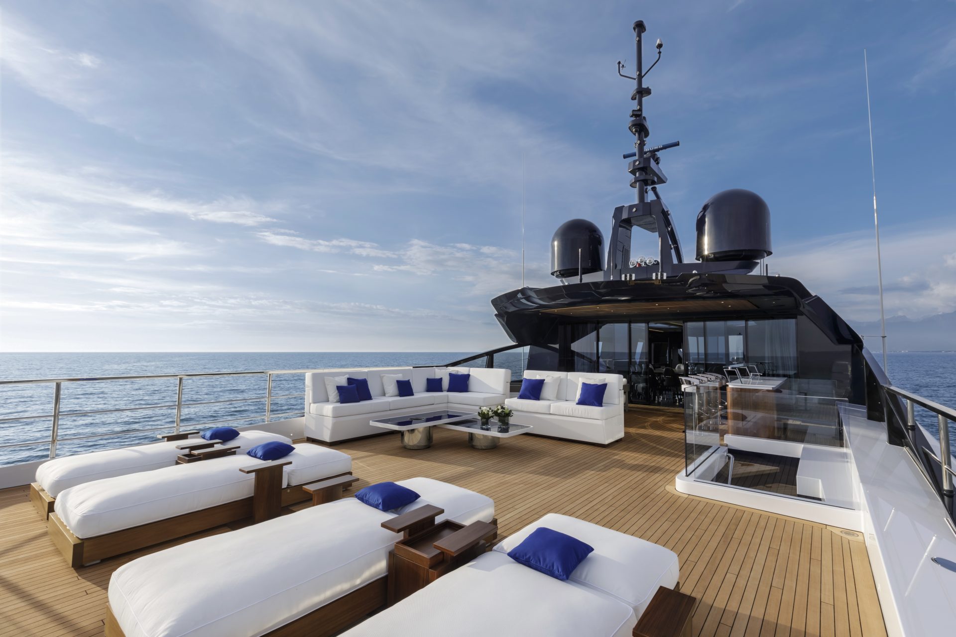 Sundeck elegante sullo yacht Mangusta, vista mare.
