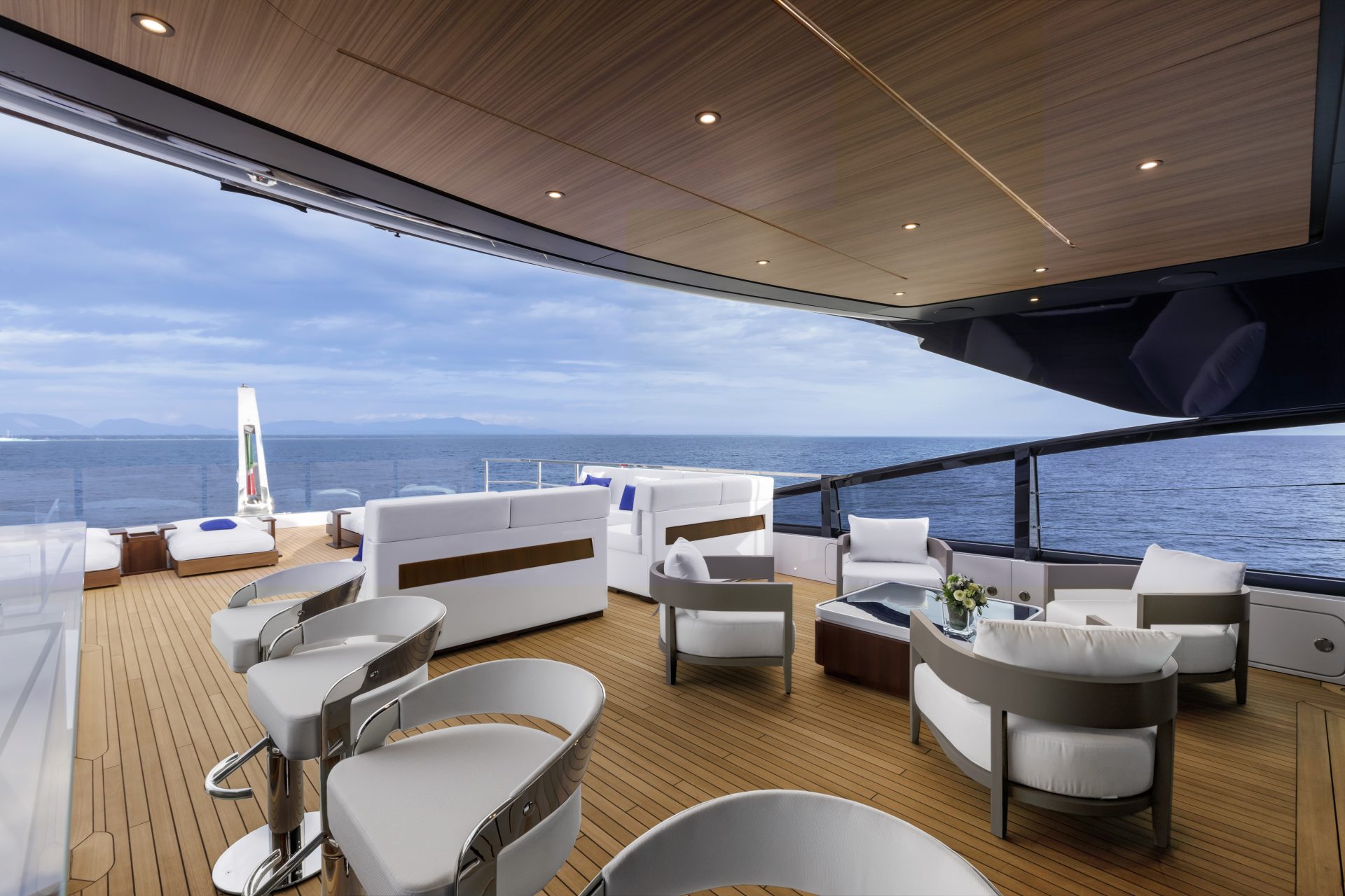 Interni lussuosi su yacht Mangusta con vista mare.