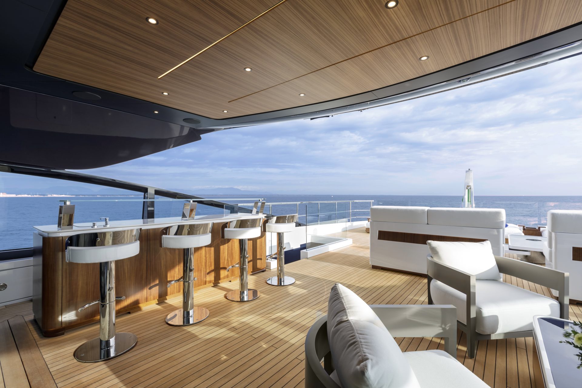 Bar all'aperto su yacht di lusso Mangusta Yachts.